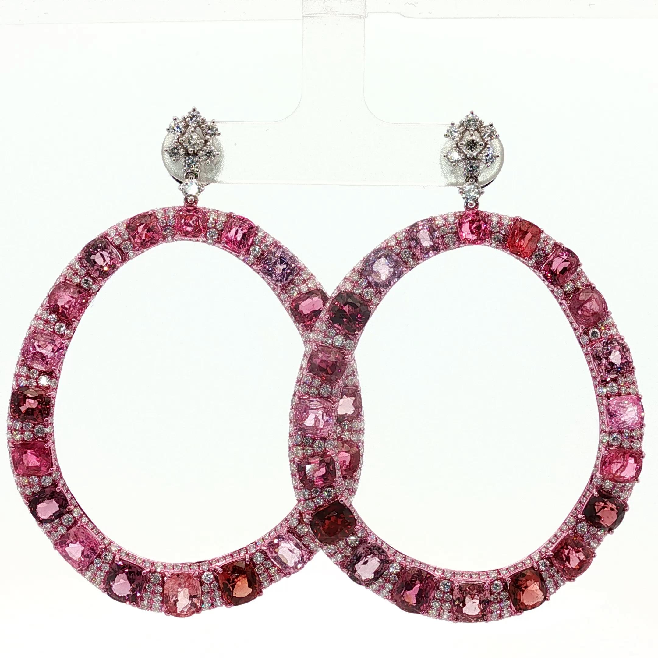Moderne Boucles d'oreilles Donut en or blanc 26.67ct et diamant Pink Spinel Ombre en vente