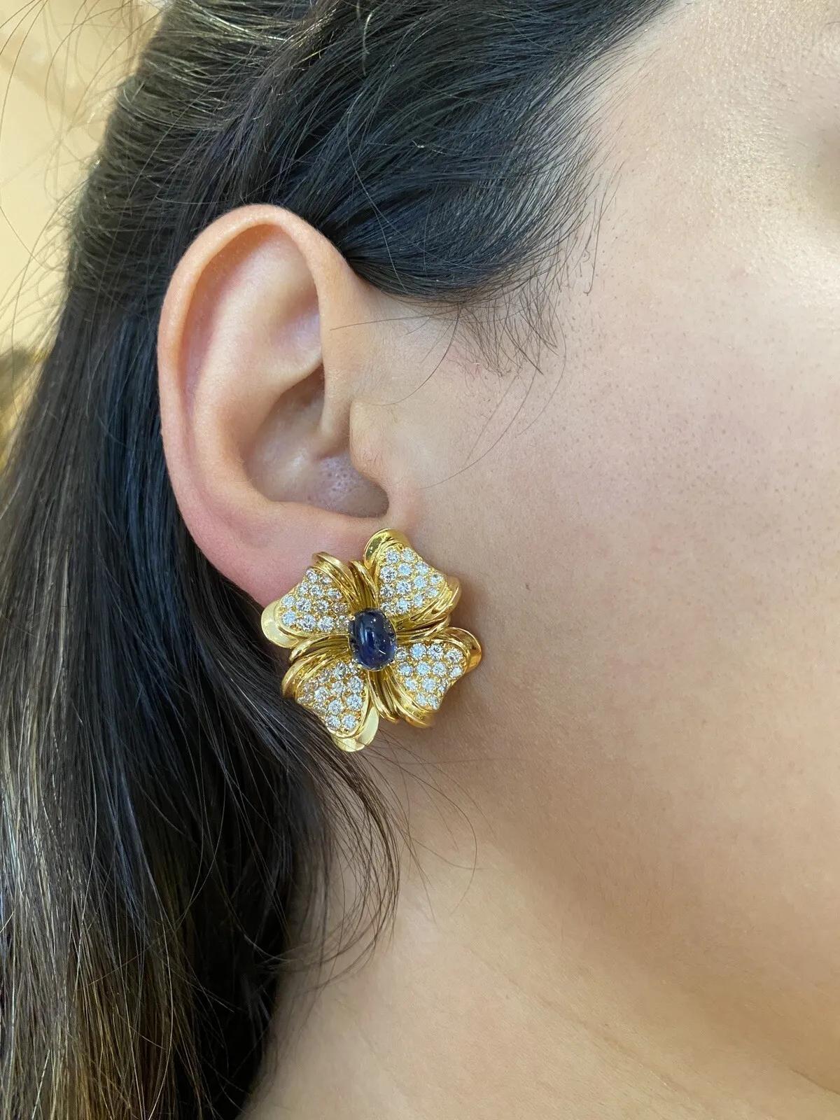 Boucles d'oreilles fleurs en or jaune 18k avec diamants et saphirs en vente 1
