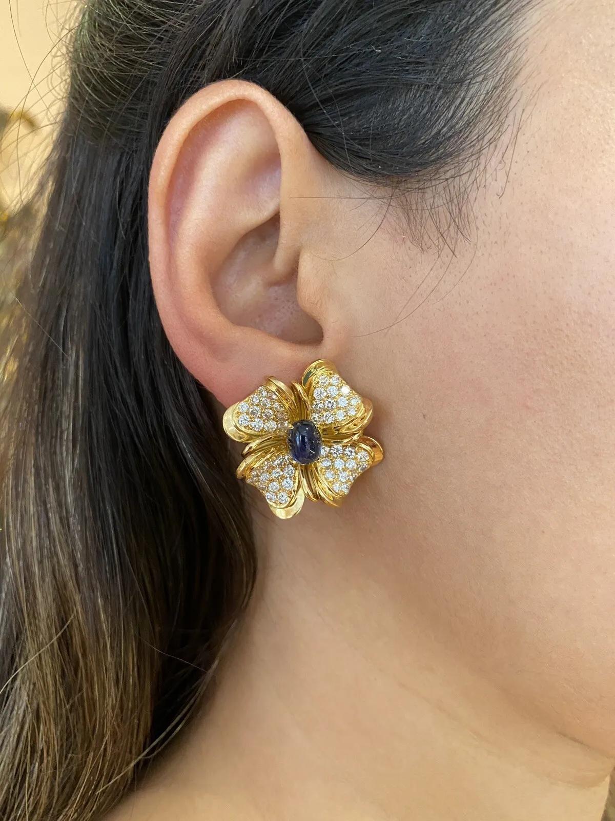 Boucles d'oreilles fleurs en or jaune 18k avec diamants et saphirs en vente 2