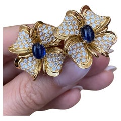 Boucles d'oreilles fleurs en or jaune 18k avec diamants et saphirs