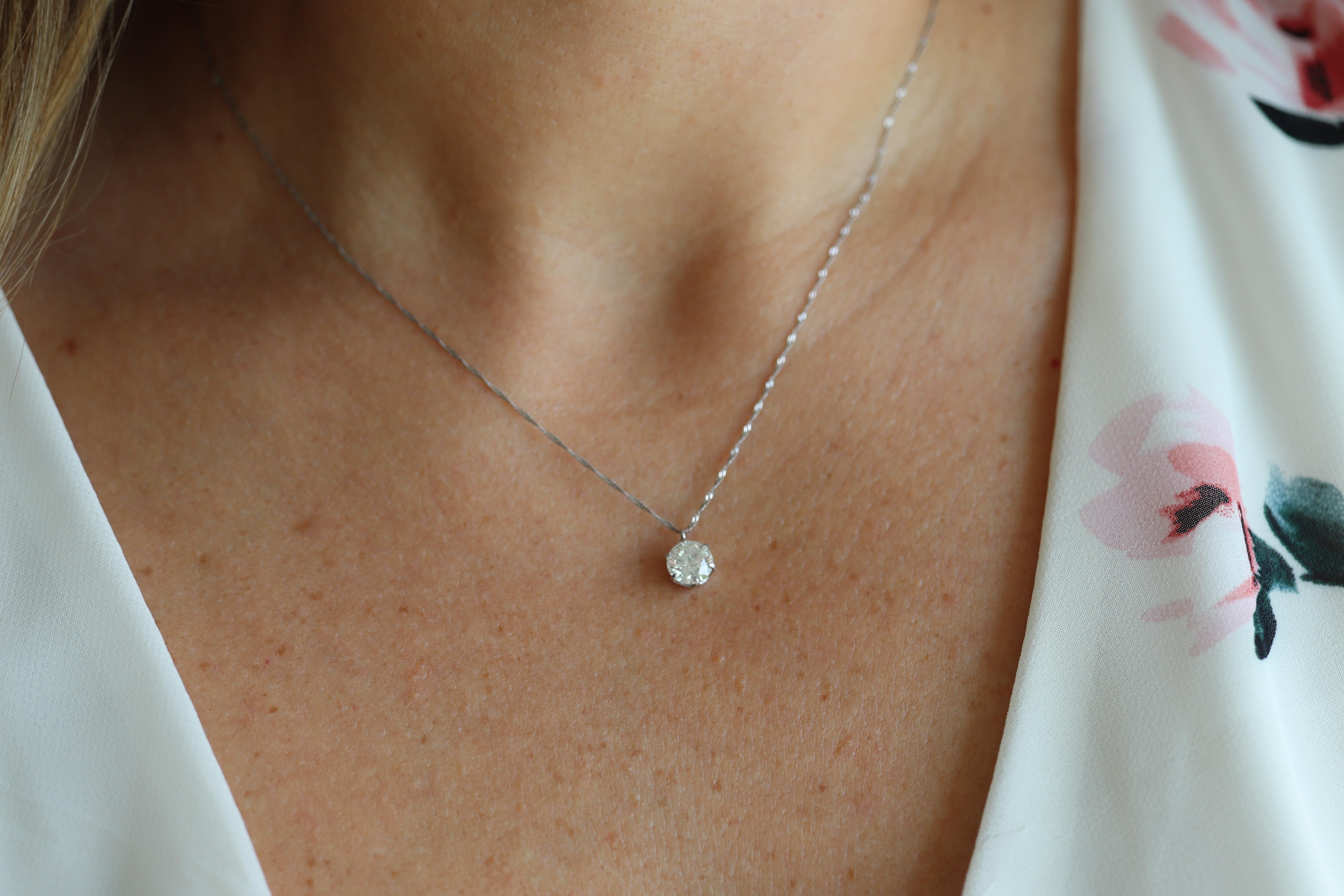 Un complemento sorprendente para tu colección. Raro diamante grande


Colgante de diamantes solitario engastado con collar de cadena de trigo

PT999 Engaste de platino y PT850 Collar de cadena de platino

El diamante es de talla redonda. 0.9CT I1/I2