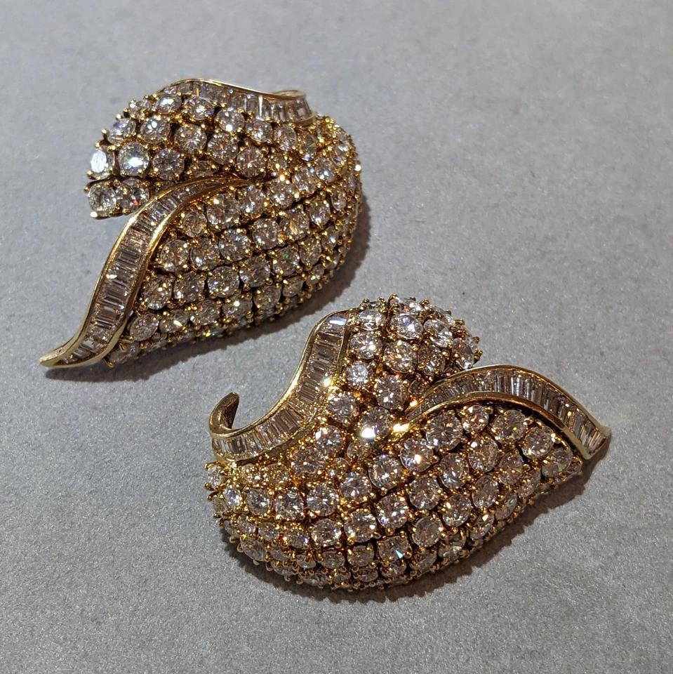 Boucles d'oreilles tulipe en or jaune 18k avec grands diamants 15.00 cttw 

Les boucles d'oreilles Diamond Tulip présentent 9 rangées de diamants ronds et brillants bordés de diamants baguettes, le tout serti dans de l'or jaune 18 carats dans un