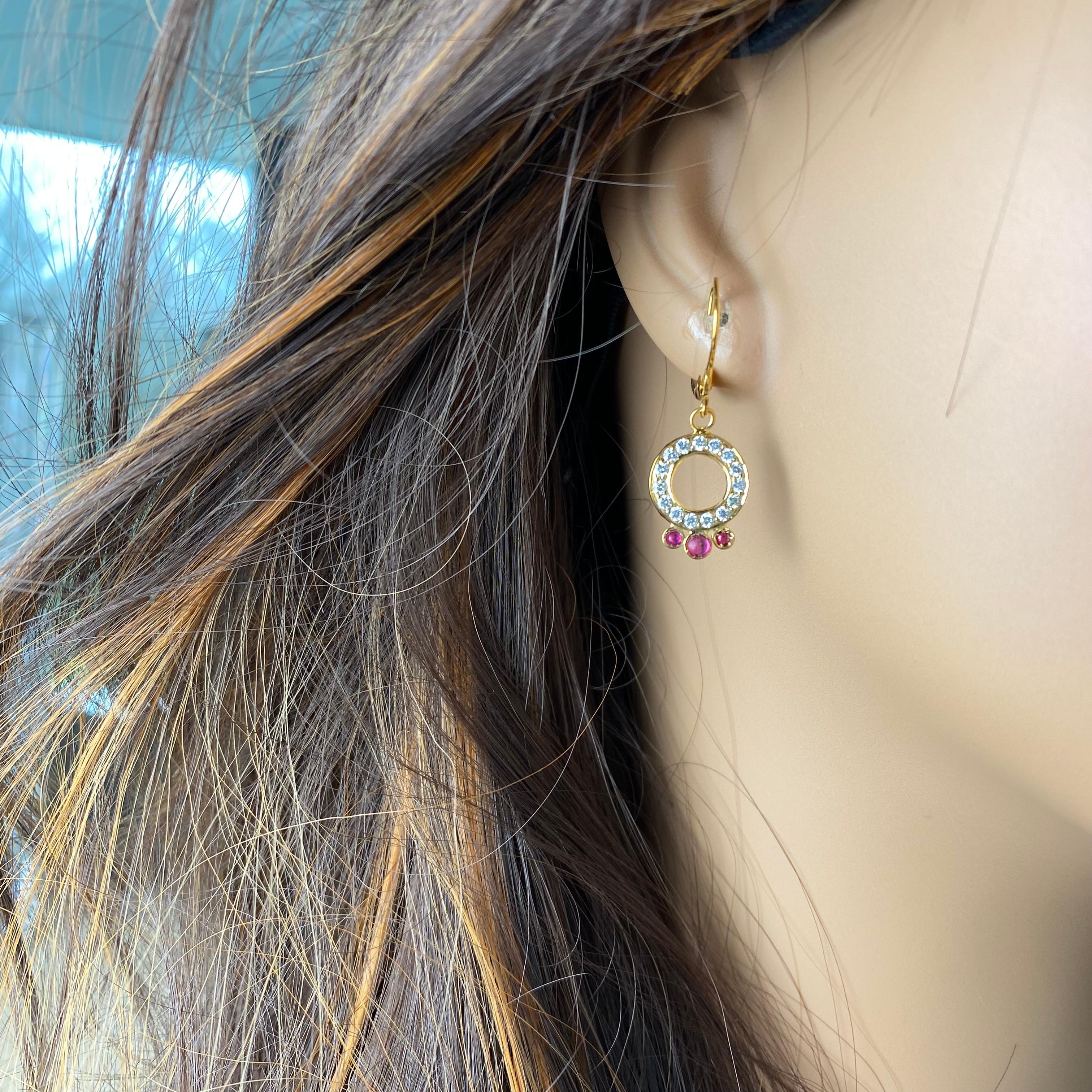 Große Diamant-Ohrringe mit einem Gewicht von 1,40 Karat Rubinen und Kreis-Klappverschluss aus Gold im Angebot 2