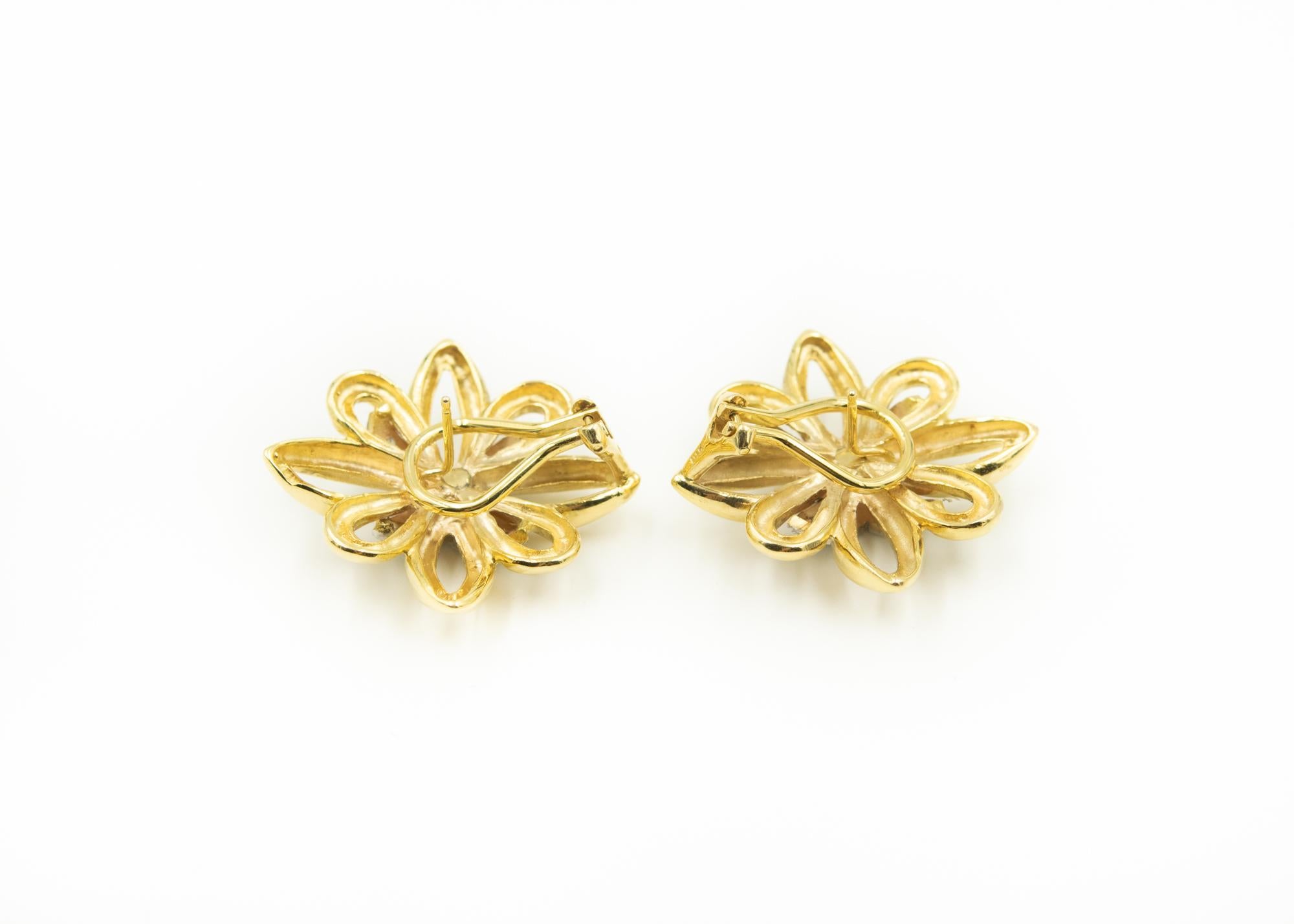 Large Diamond Yellow Gold Flower Earrings In Good Condition For Sale In Miami Beach, FL