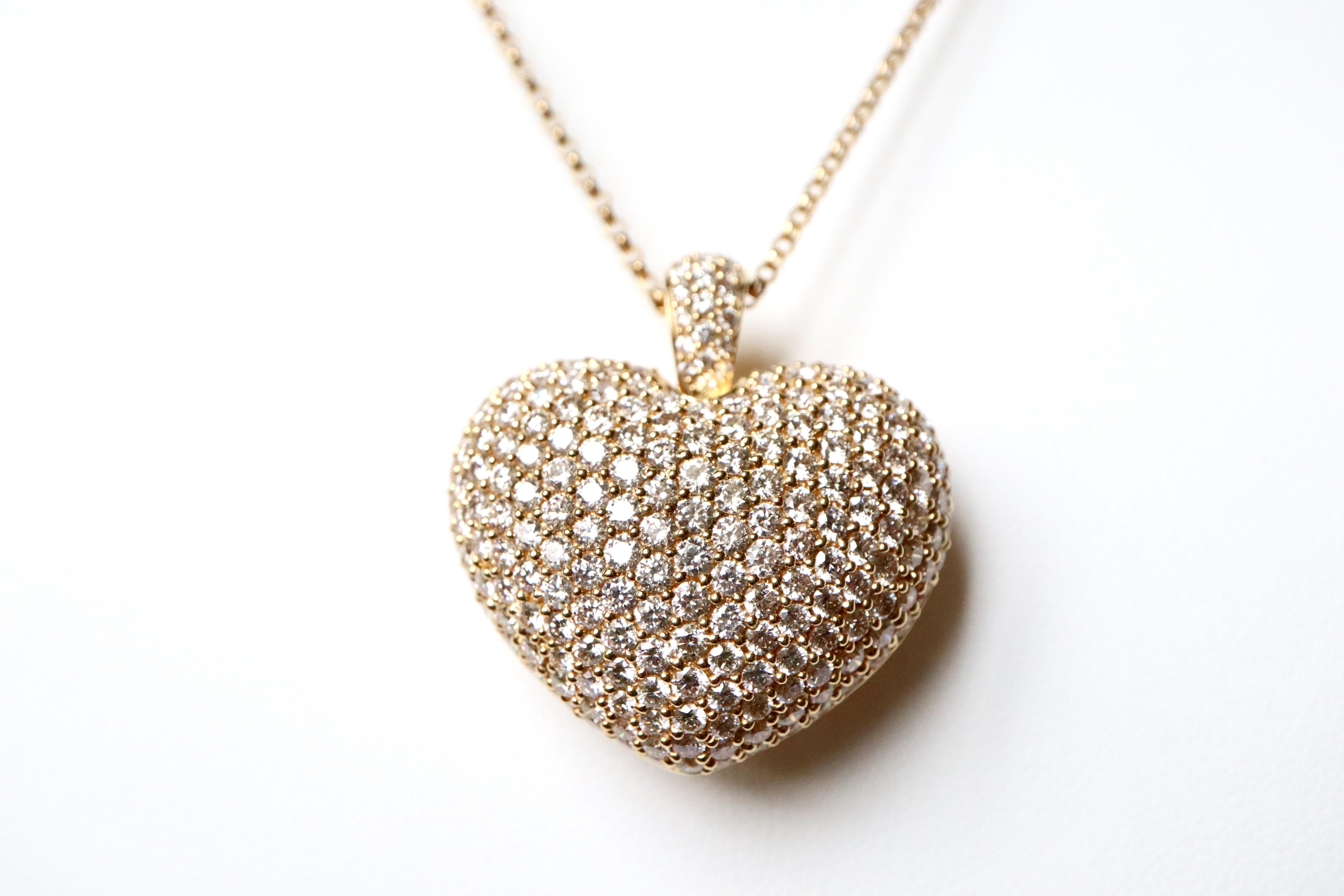 Women's Large Diamonds Heart Pendant Necklace on 18 Karat Gold For Sale