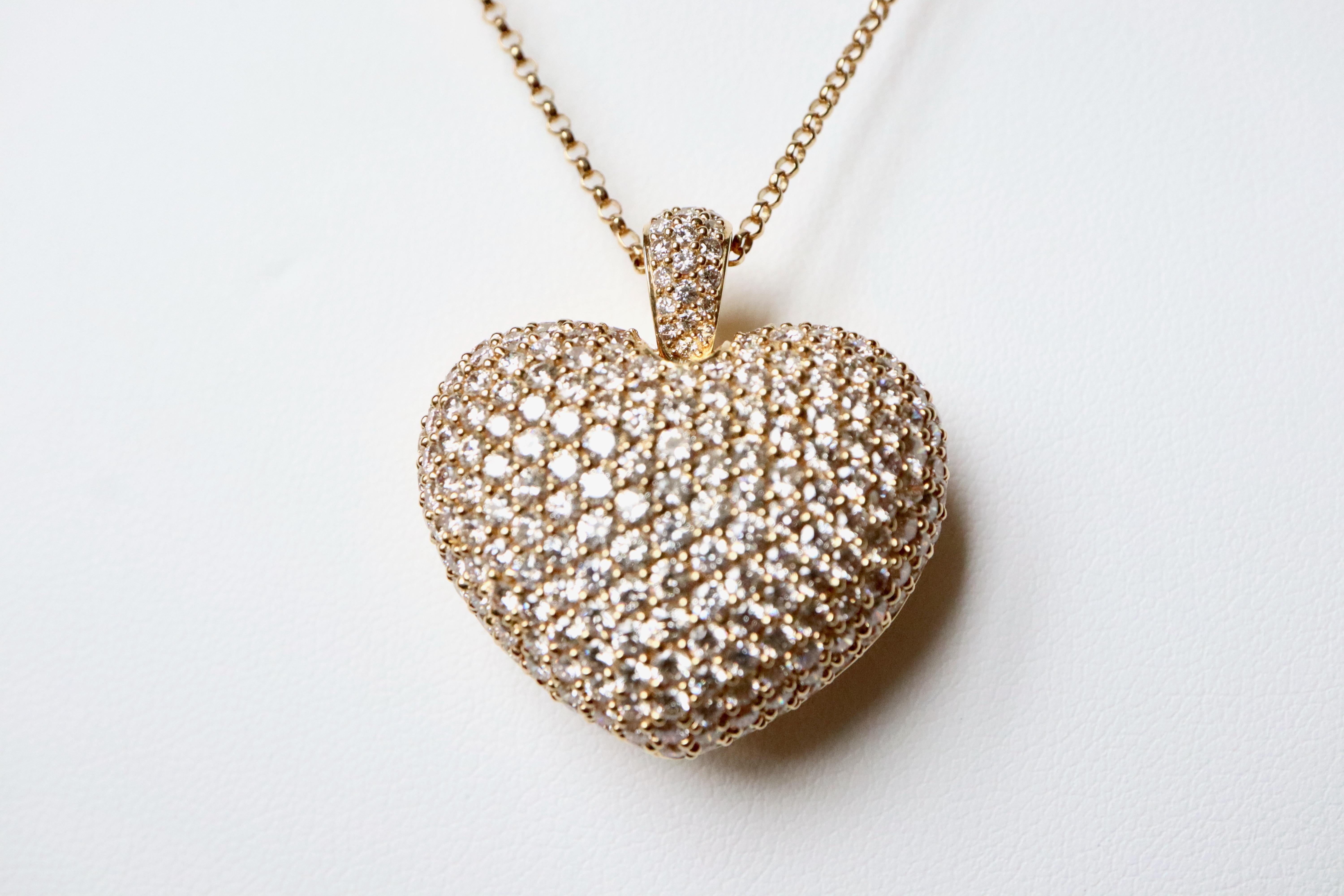 Large Diamonds Heart Pendant Necklace on 18 Karat Gold For Sale 1