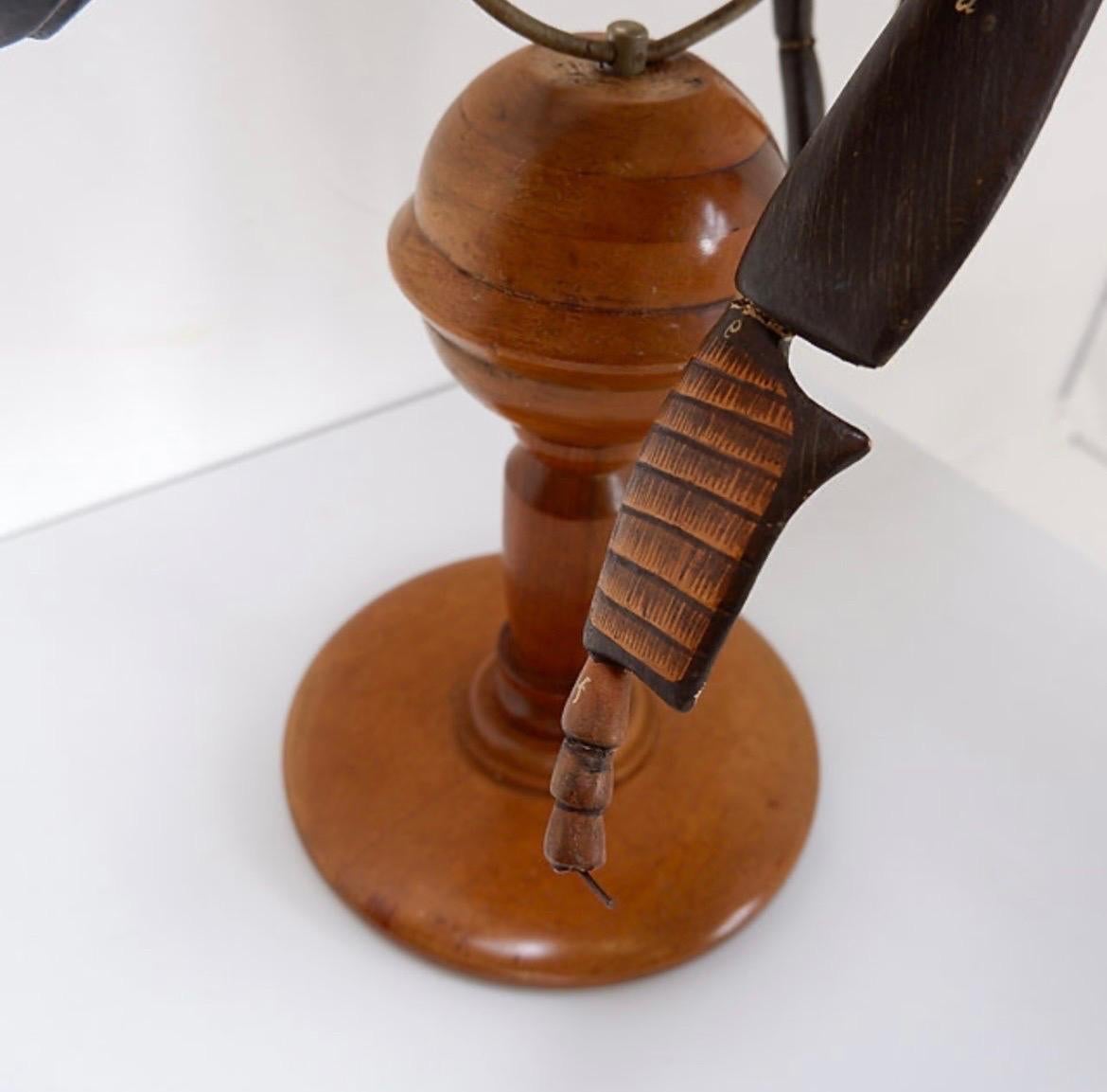 Modello didattico di ape di grandi dimensioni - CIRCA 1950

Usura coerente con l'età e l'uso

Gabinetto delle curiosità - Collezionista - Arte
Prezzo disponibile su richiesta
Misure: 54cmx41cm H. 75cm
Materiali : Fabrice, Metallo, Wood 