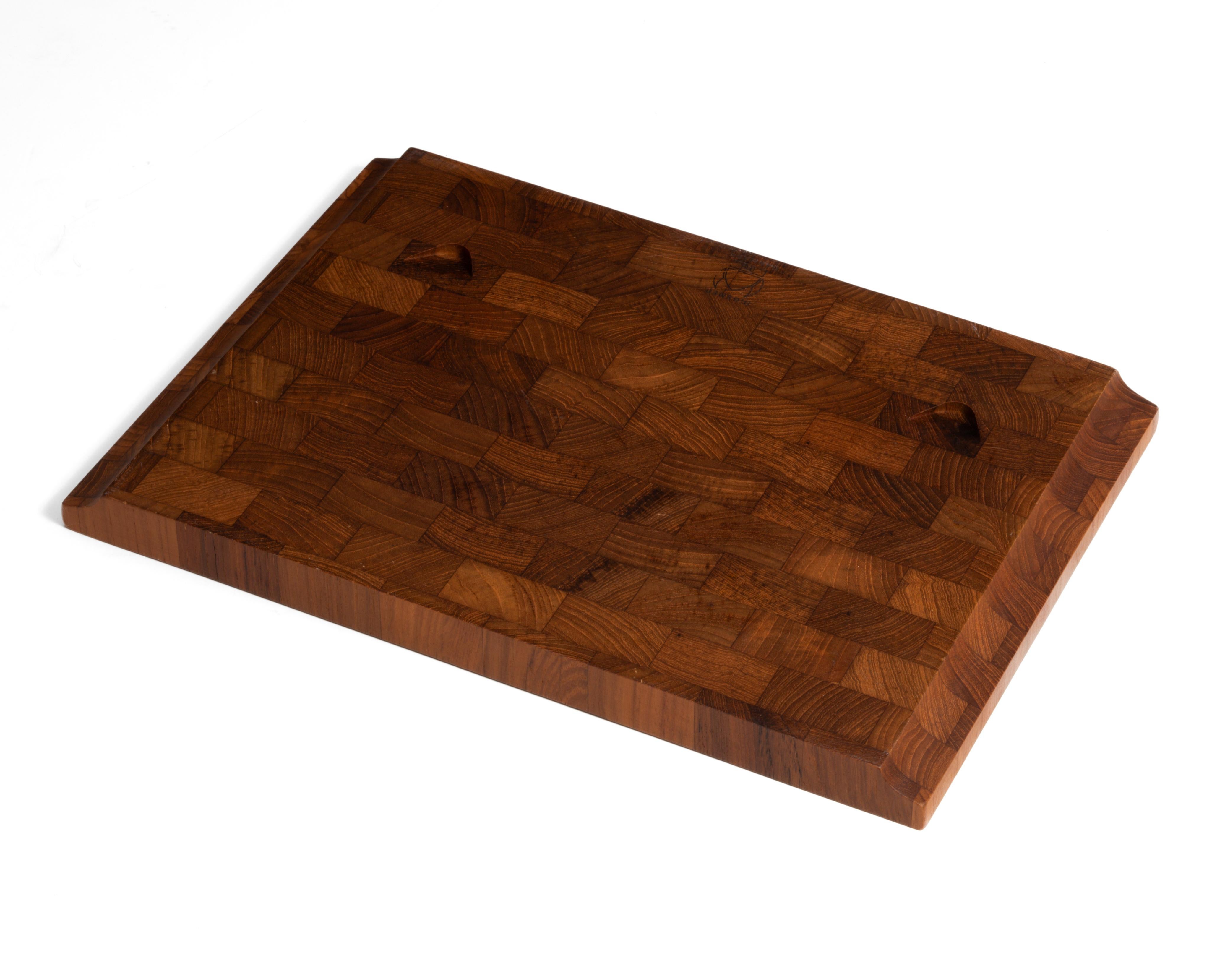 Ein altes Digsmed Danmark (Dänemark) Teakholz-Tablett mit einer Schräge im Hauptbereich des Tabletts. Dieses Tablett hat zwei Einkerbungen und ist dazu gedacht, als Dekoration aufgehängt zu werden. Es weist keine Gebrauchsspuren auf.