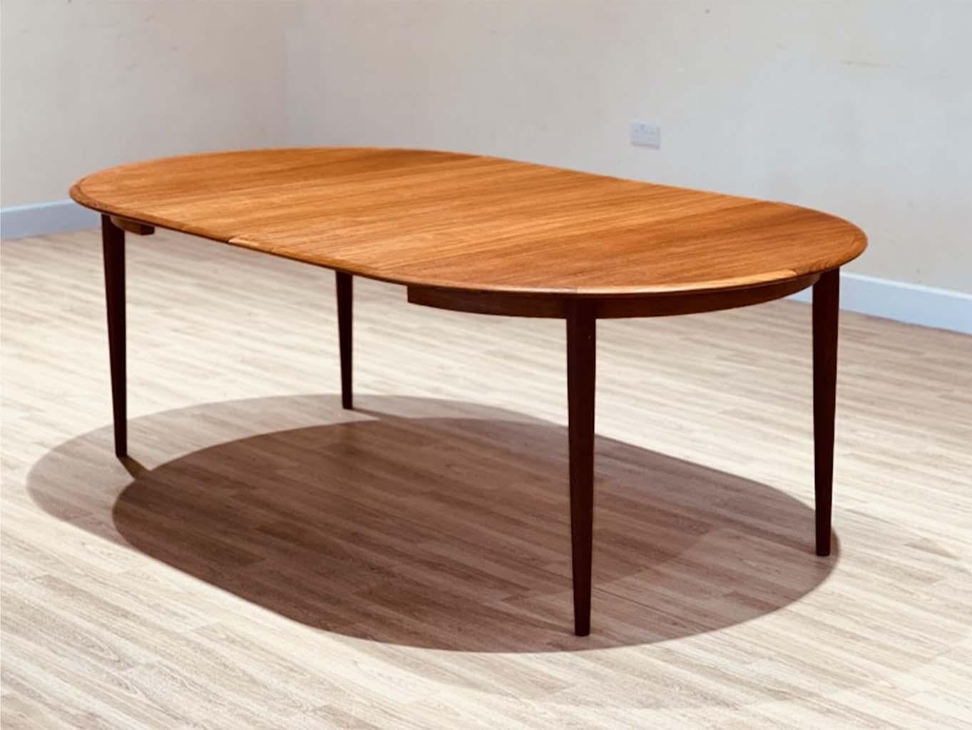 Large dining extending table by Skovmand and Andersen In Excellent Condition In Buxton, GB
