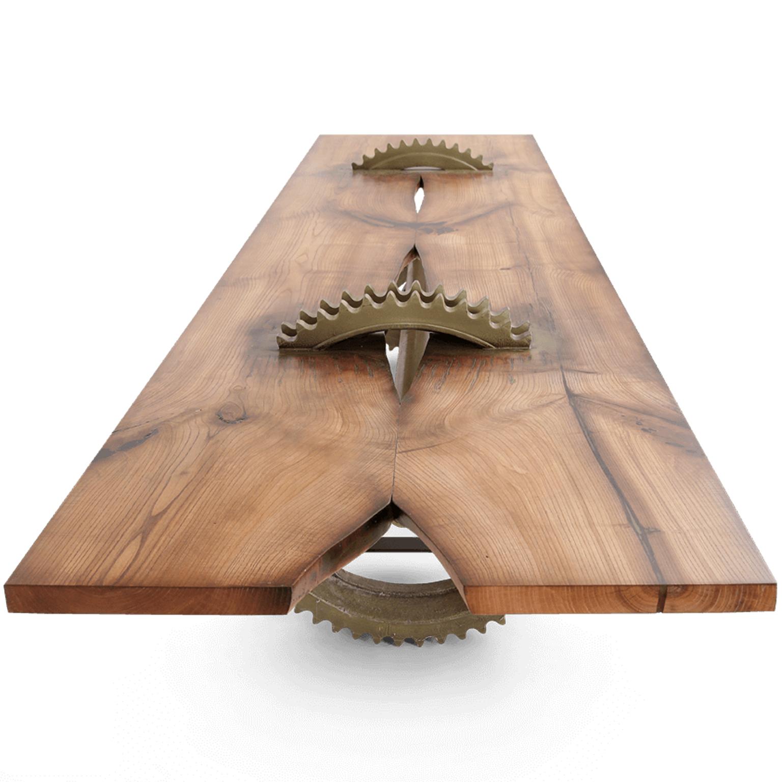 Européen Table industrielle rustique en bois pour salle à manger, salle de conférence et salle à manger avec pieds en fonte en vente