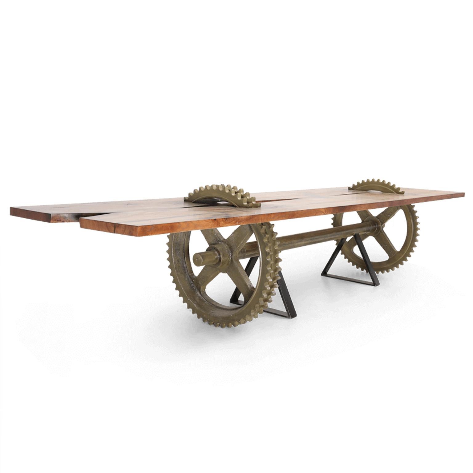 Table industrielle rustique en bois pour salle à manger, salle de conférence et salle à manger avec pieds en fonte Neuf - En vente à Riga, LV