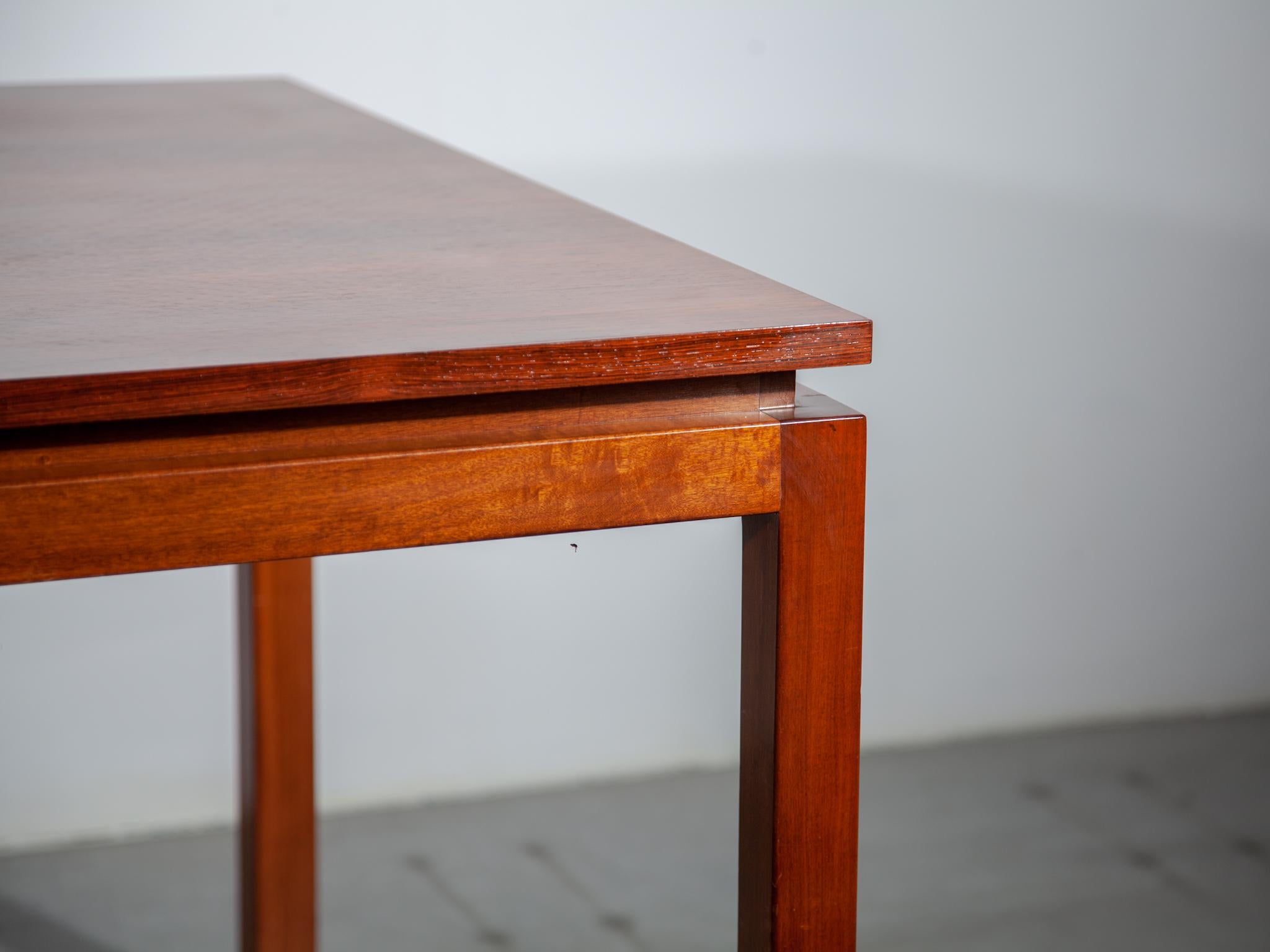 Table de salle à manger extensible minimaliste conçue par Alfred Hendrickx pour Belform. Une belle table minimaliste avec plateau flottant dans un beau grain de bois et en parfait état. La table est extensible au milieu pour atteindre une longueur