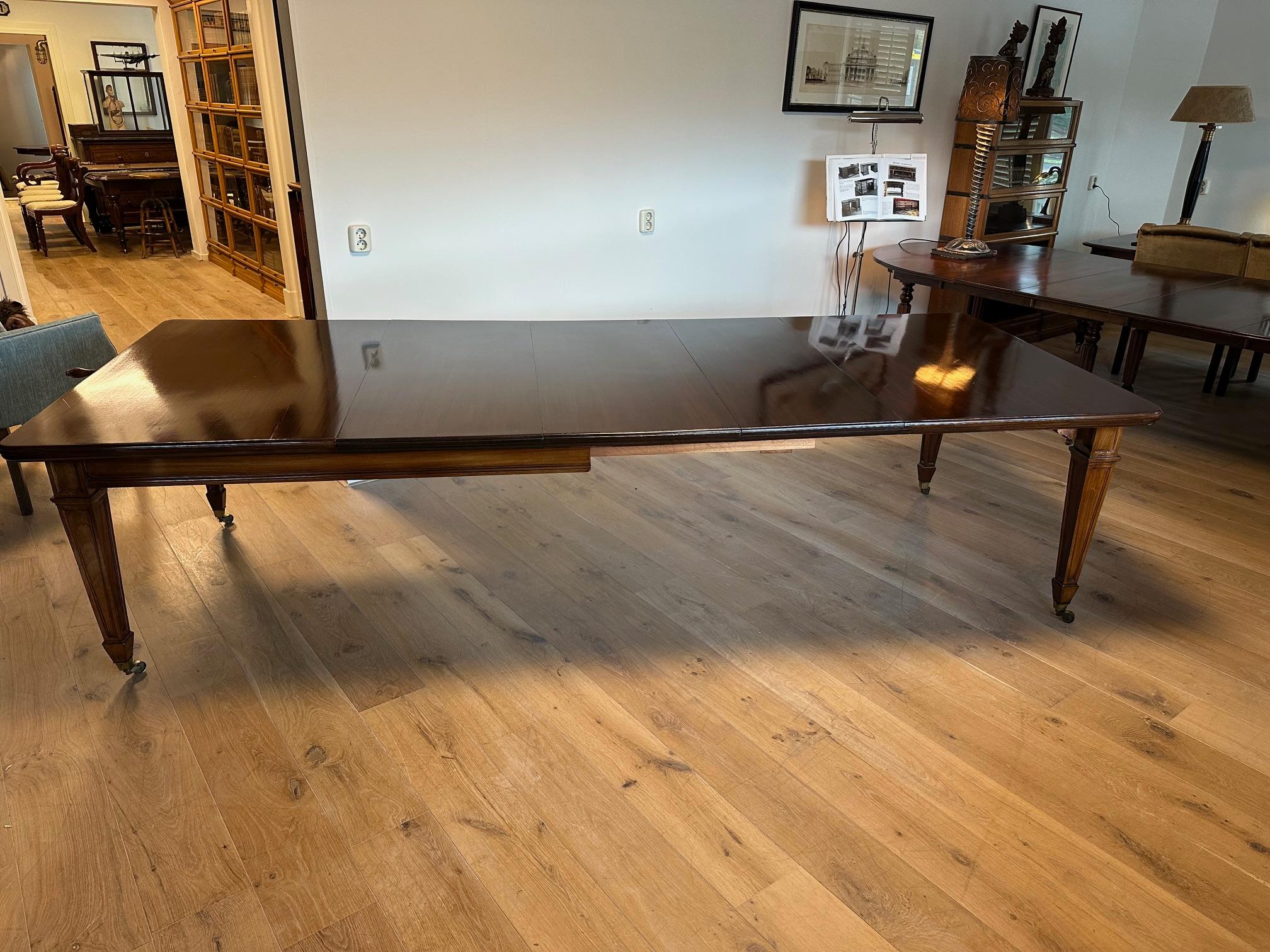 Grande table de salle à manger en vente 4