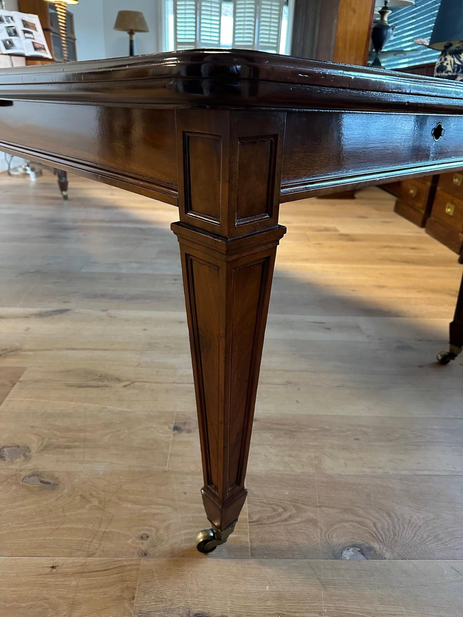 Grande table de salle à manger en vente 7