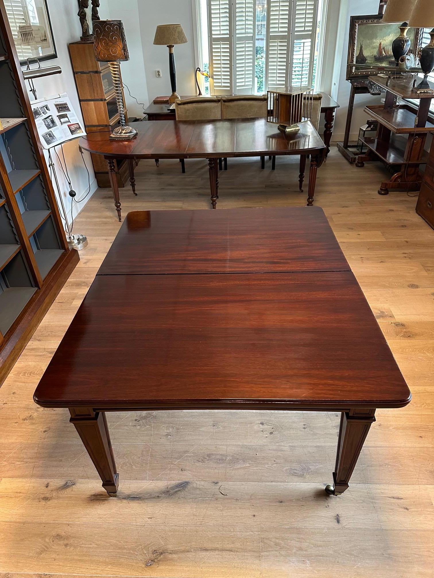 Grande table de salle à manger antique en acajou avec trois feuilles d'origine. La table est en très bon état et d'excellente qualité.
Fabriqué entièrement en acajou massif. La table peut être installée en quatre longueurs différentes. Un système