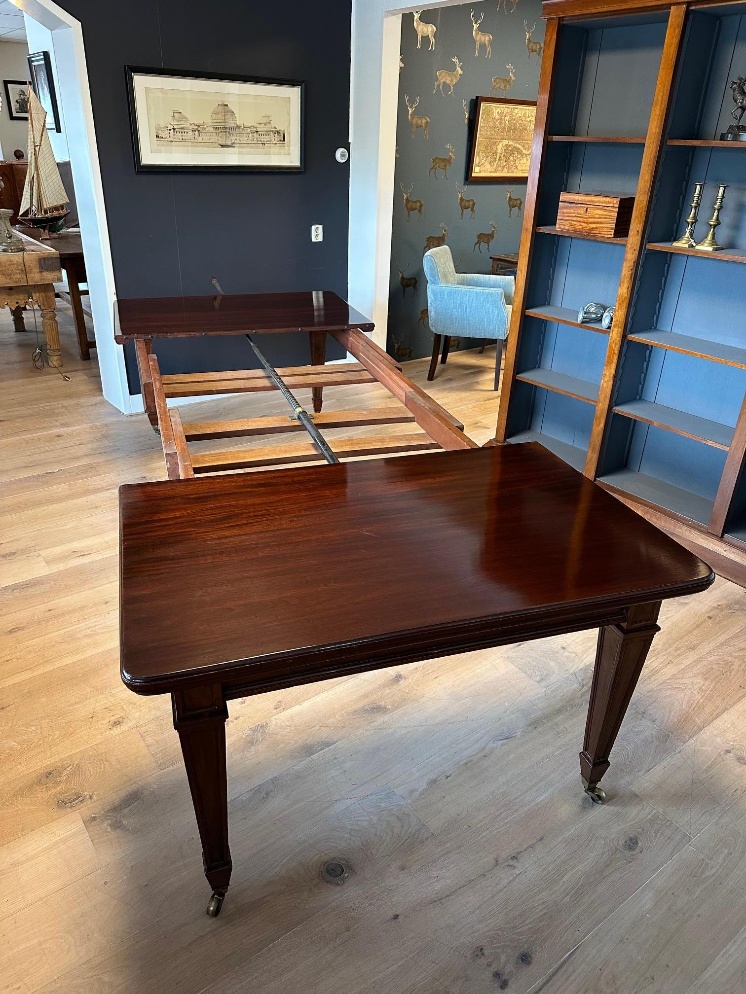 Britannique Grande table de salle à manger en vente