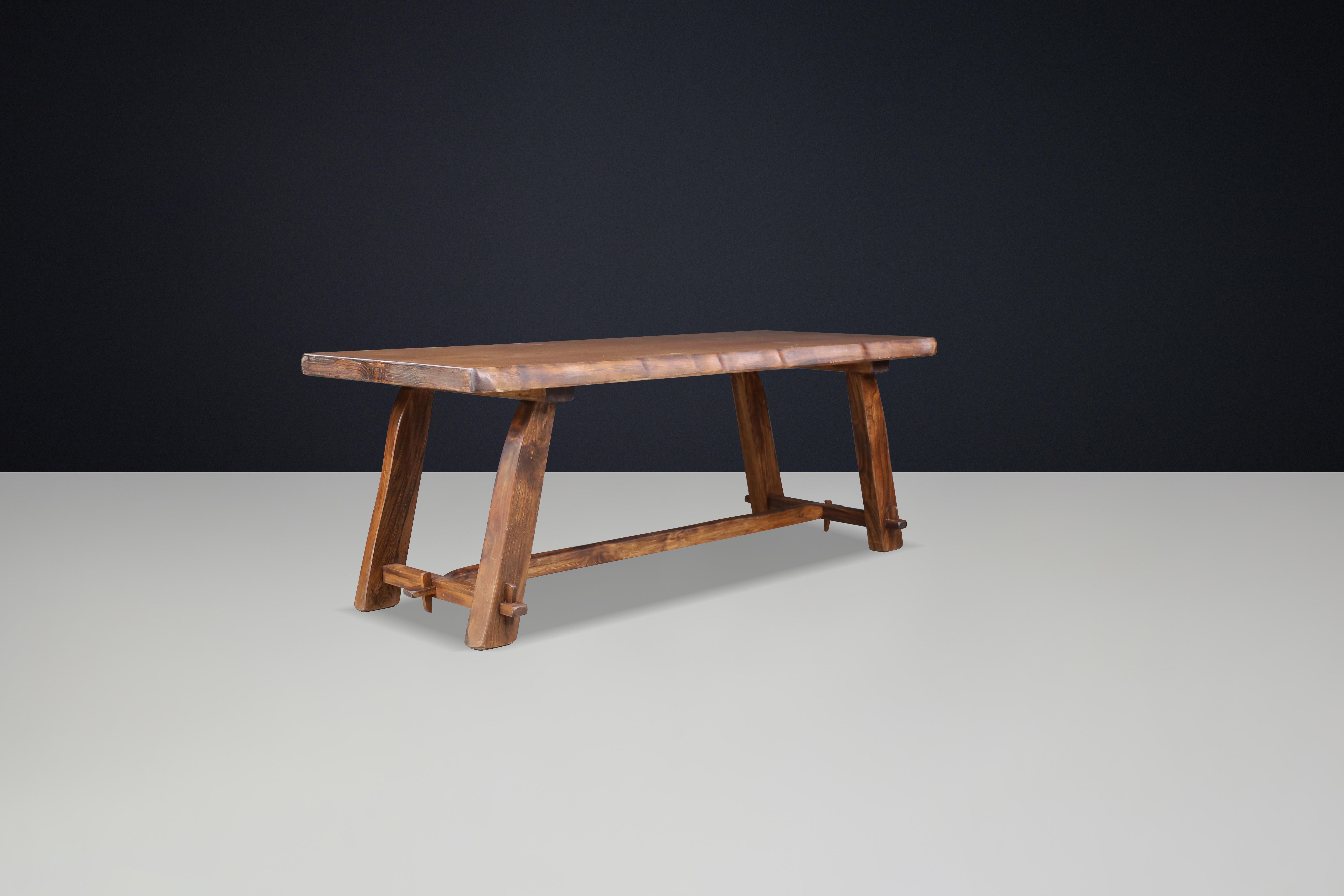Grande tavolo da pranzo in olmo, progettato da Olavi Hänninen per Mikko Nupponen, Finlandia, 1958.

Questo splendido tavolo da pranzo in olmo con bordo vivo presenta un design a cavalletto e pioli in legno. È stato leggermente rifinito, mettendo in