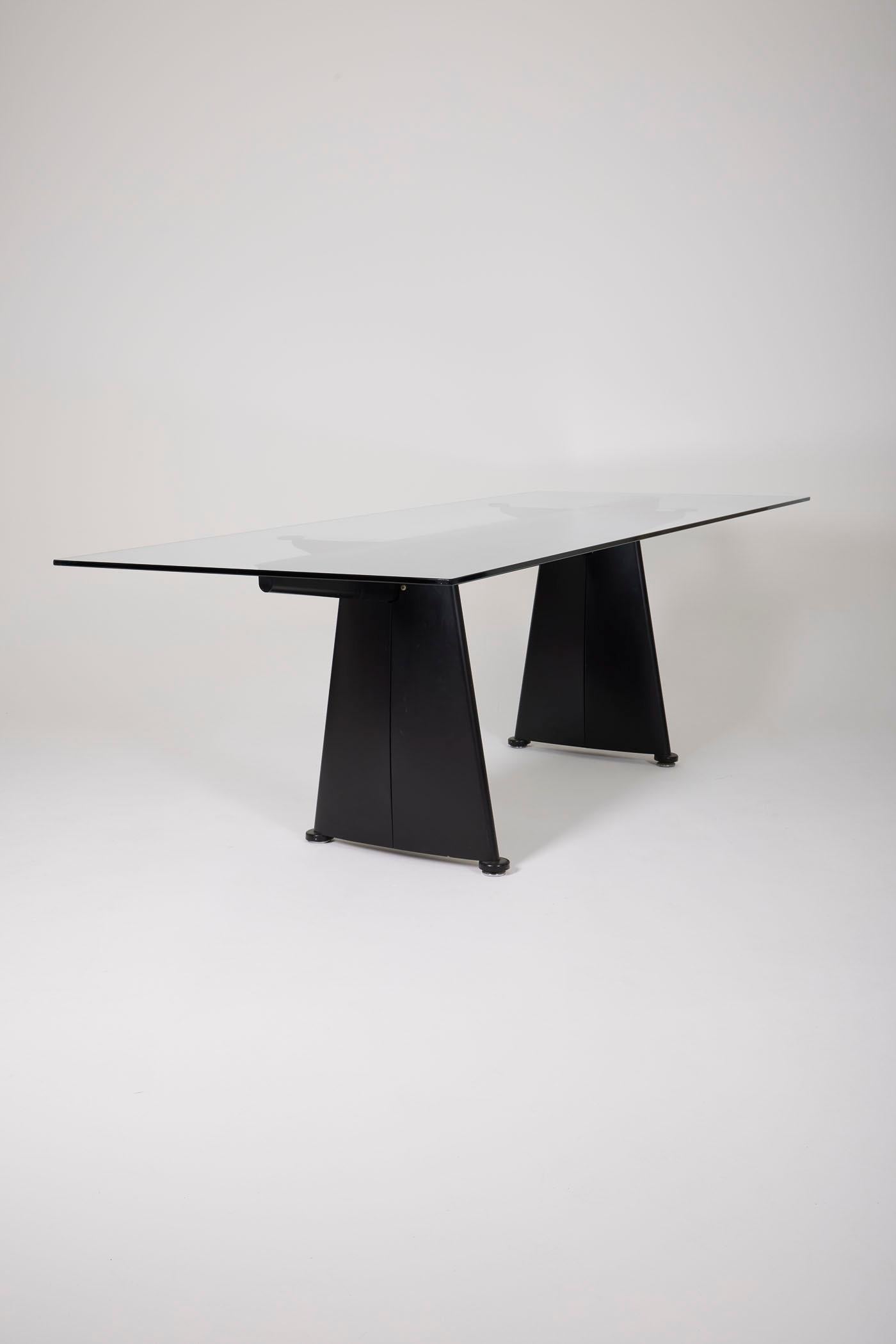 Grande table de salle à manger réalisée par le célèbre designer Jean Prouvé (1901-1984) pour Tecta dans les années 1980 (1986). Plateau en verre dépoli et structure en métal noir. Très bon état.
DV142