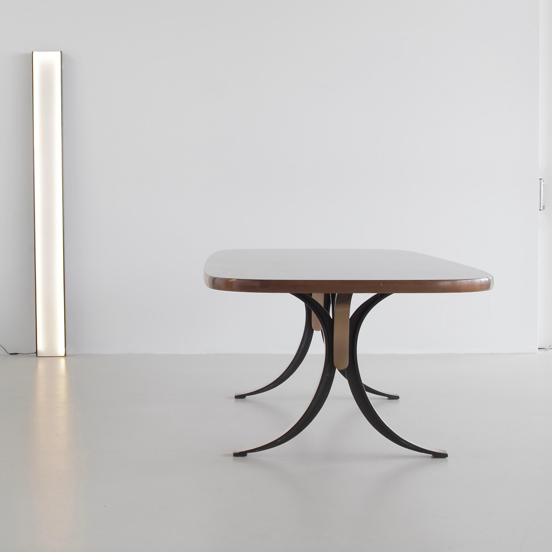 Large dining table or desk (T102A) designed by Osvaldo Borsani in 1963/64. Produced by TECNO.

Brass colored metal on single cast base with the inner sides finished in matt black enamel. Original thick wooden tabletop. Rare.

Literature:

-