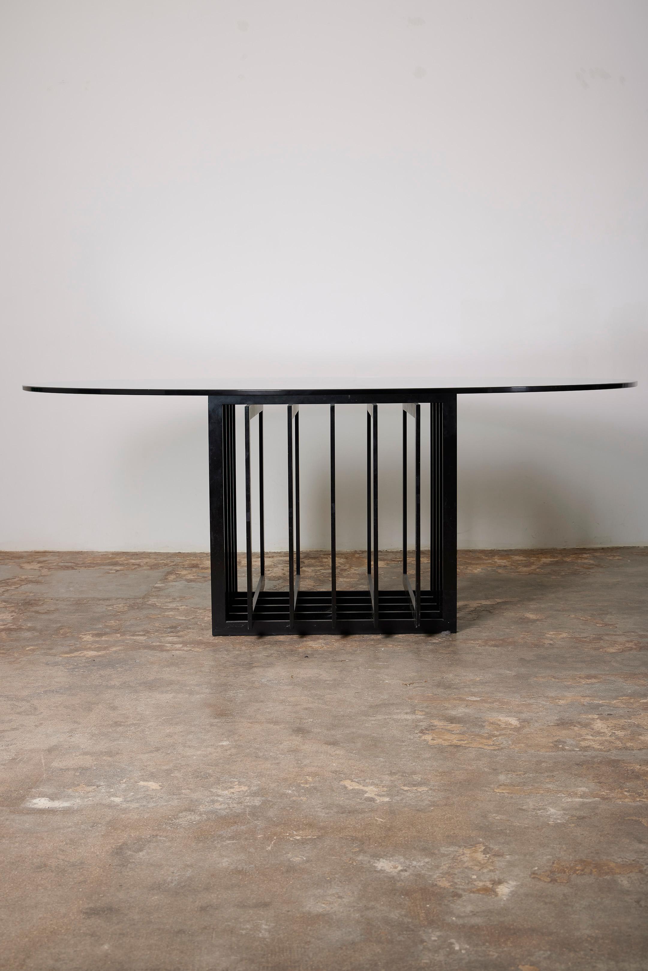 GRANDE TABLE À DINER EN VERRE DANS L'ESPRIT DE LA TABLE 