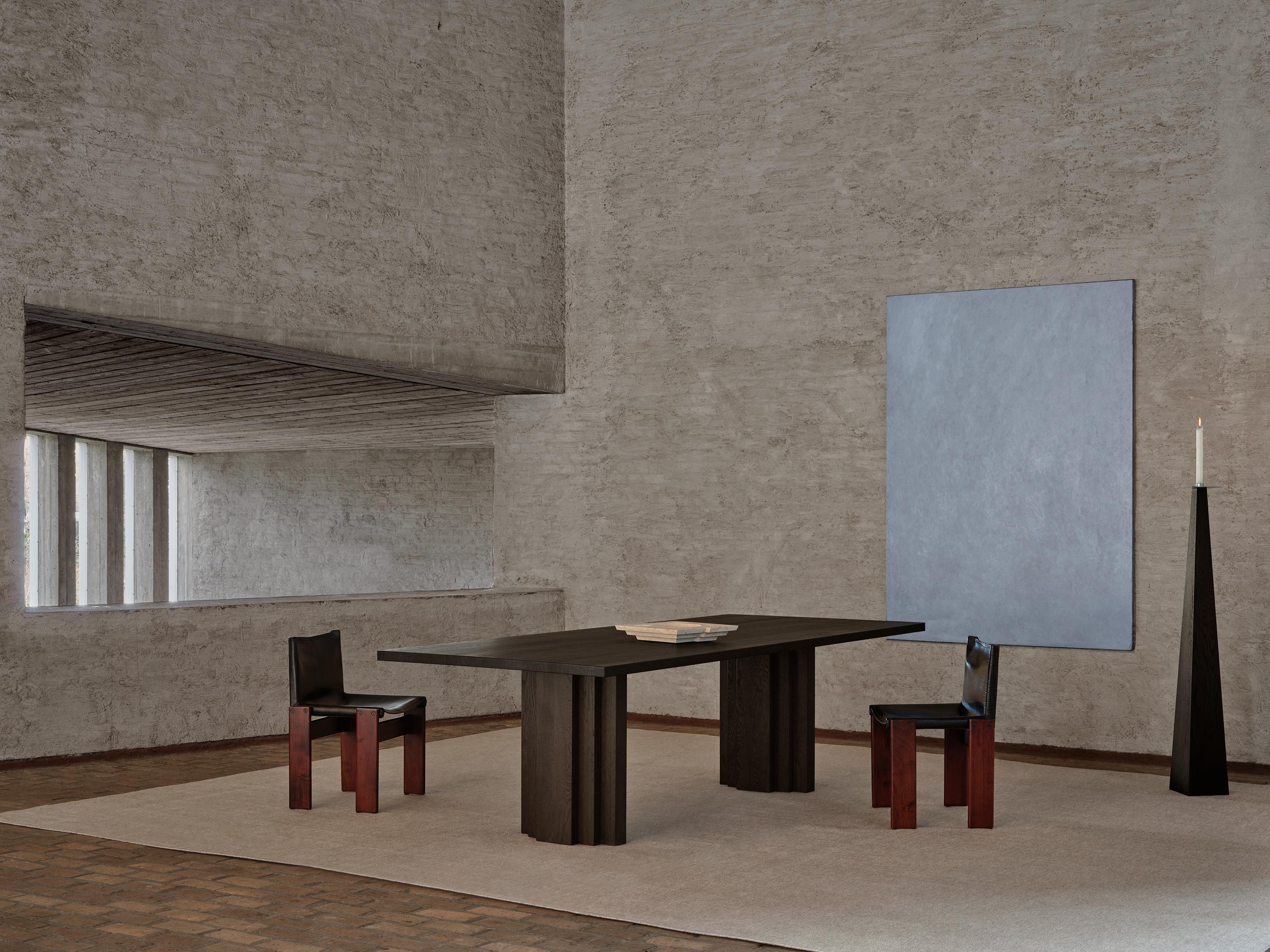 La table Brut Slim s'inspire du brutalisme et de l'architecture de l'école d'Amsterdam. Un équilibre entre la matérialité brute et les formes subtiles avec des détails géométriques expressifs.

Conçu par Aad Bos et fabriqué aux Pays-Bas en chêne