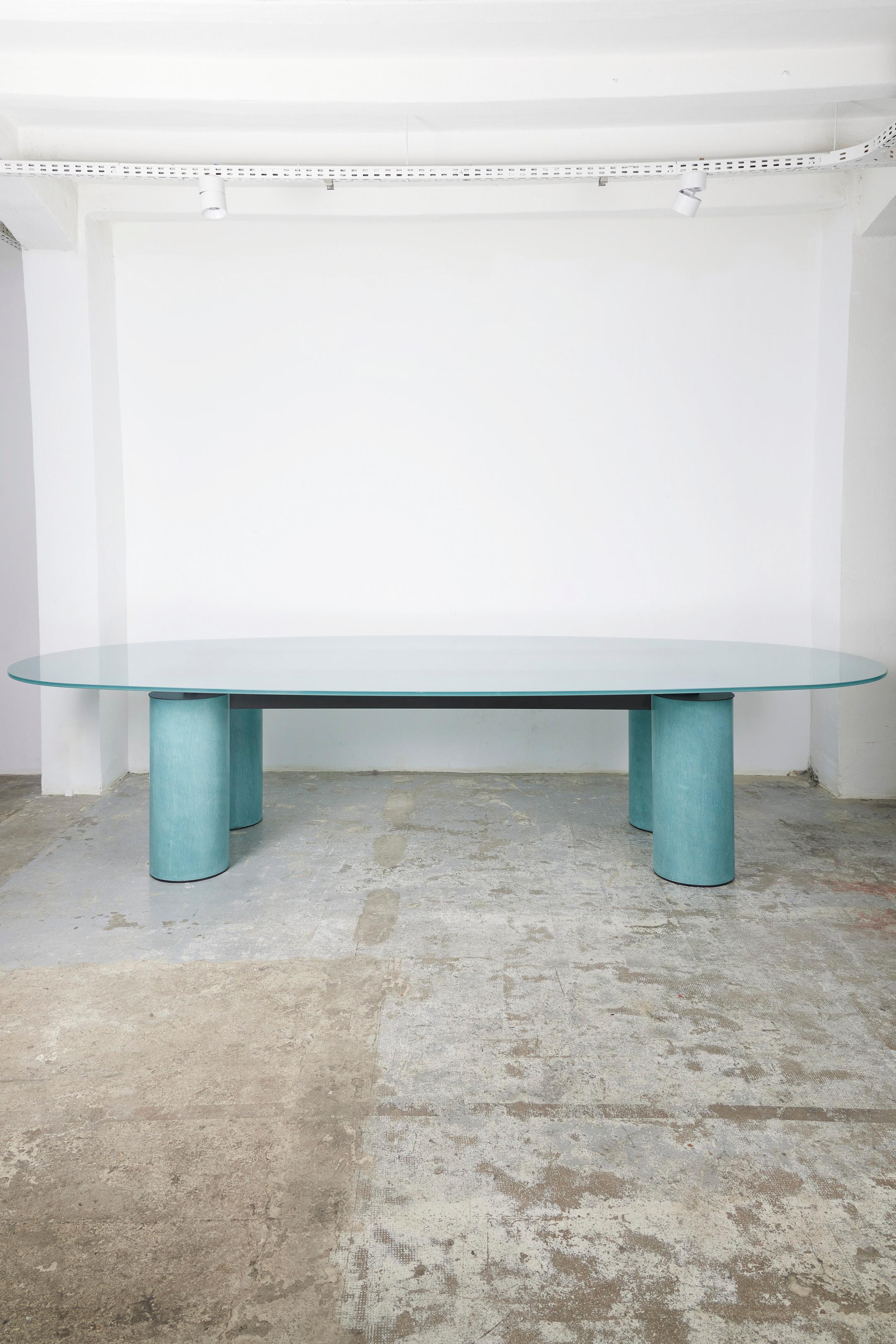 Gran mesa de comedor Serenissimo de los diseñadores Lella (1934-2016) y Massimo Vignelli (1931-2014), editada por Acerbis, de la década de 1970. La tapa ovalada de cristal descansa sobre cuatro patas de metal lacado en verde. Buen estado.
LP1560