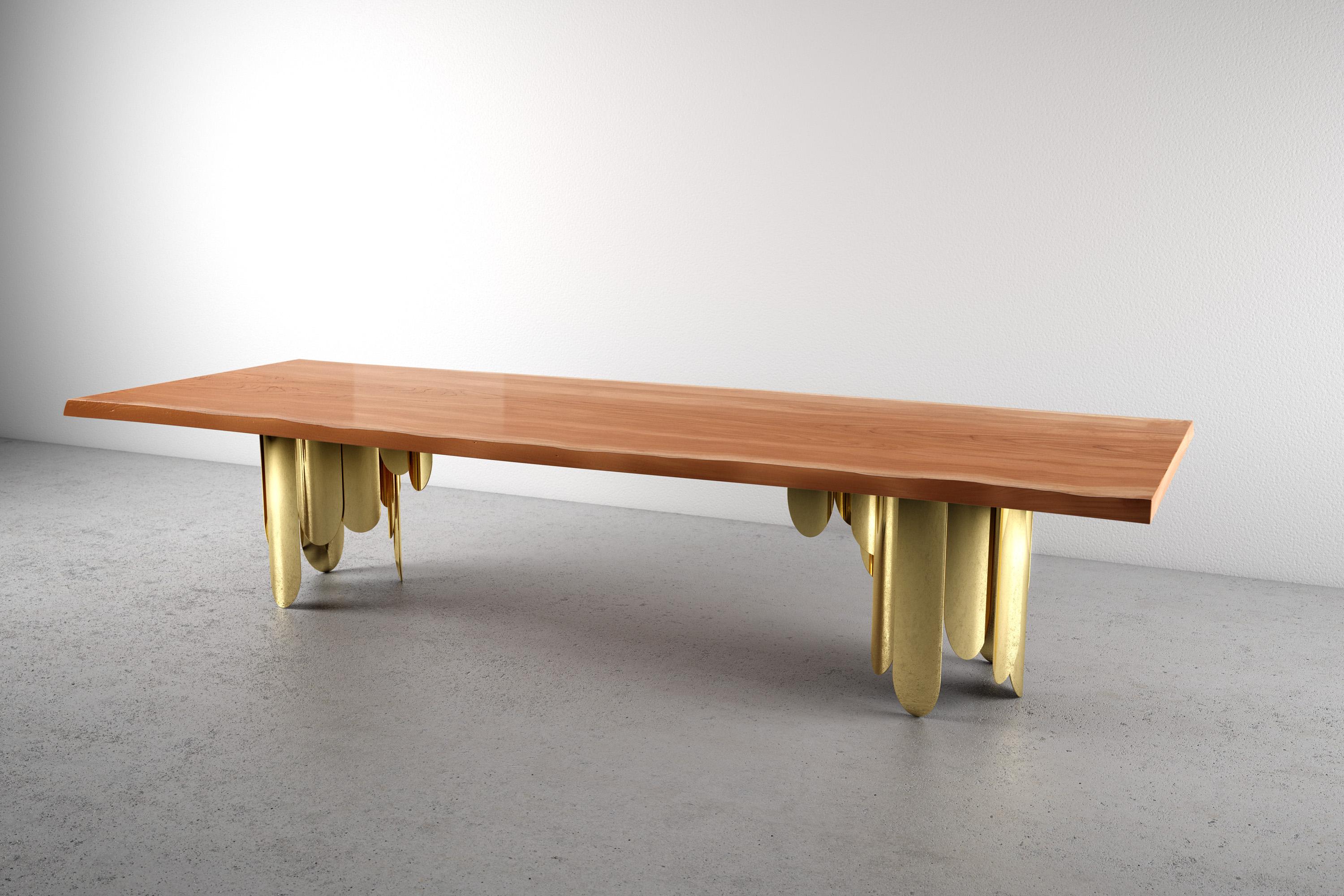 Moderne Grande table de salle à manger Live Edge Slab en bois massif Iroko, structure en acier miroir et or en vente