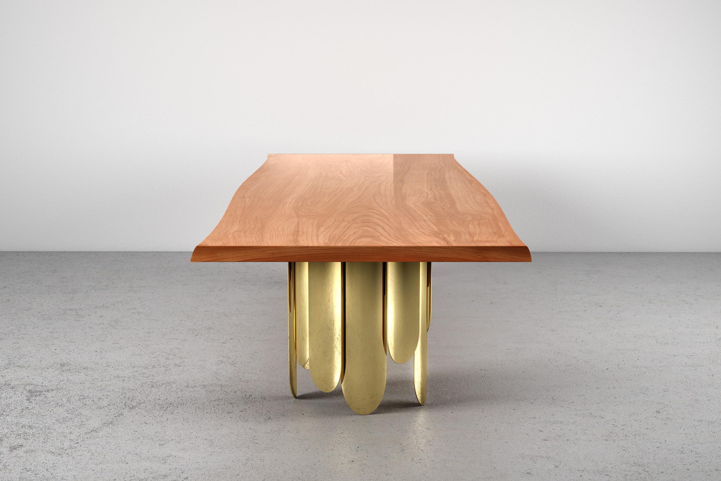 italien Grande table de salle à manger Live Edge Slab en bois massif Iroko, structure en acier miroir et or en vente