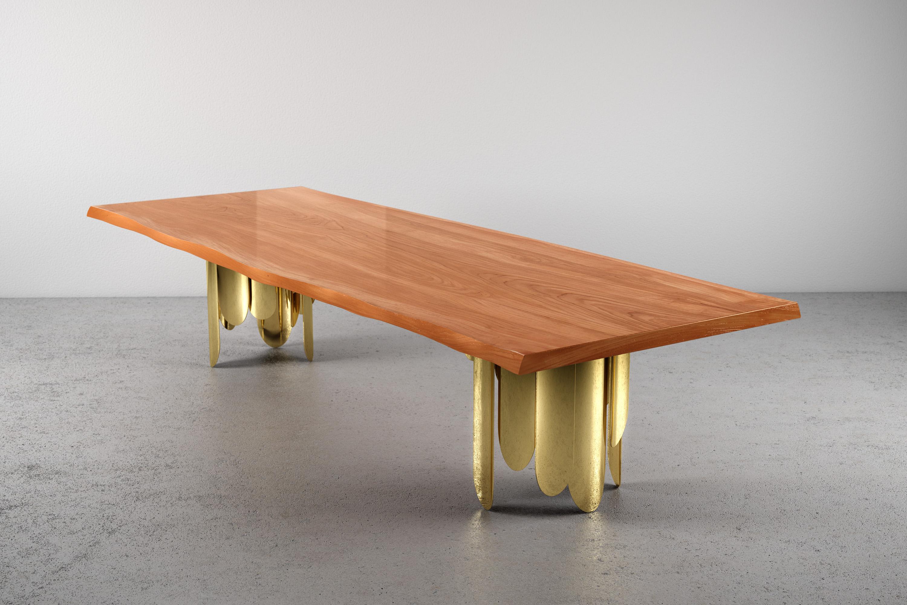 Soudé Grande table de salle à manger Live Edge Slab en bois massif Iroko, structure en acier miroir et or en vente