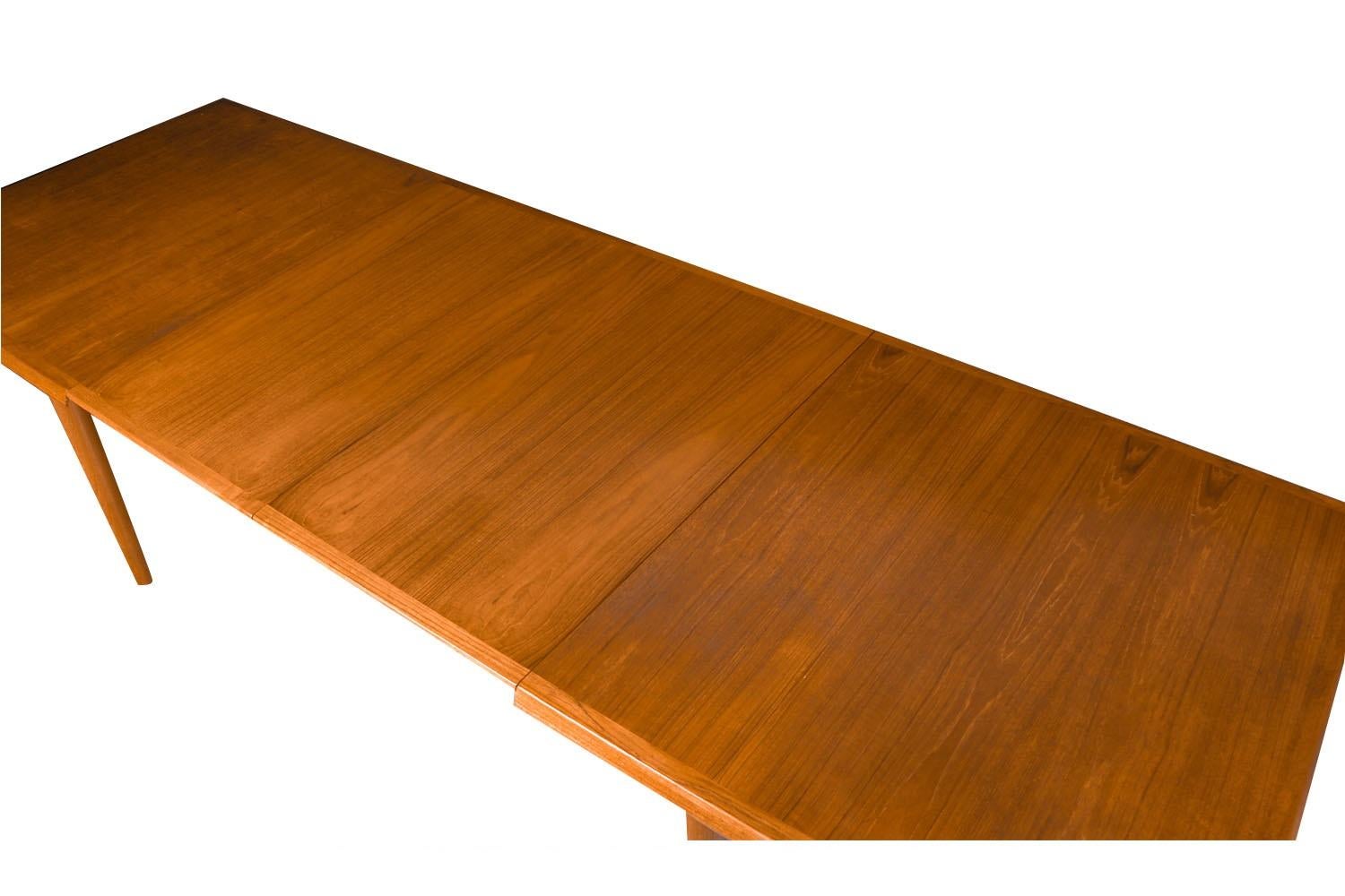 Large Dining Table Mid-Century Teak Danish Expandable In Good Condition For Sale In Baltimore, MD