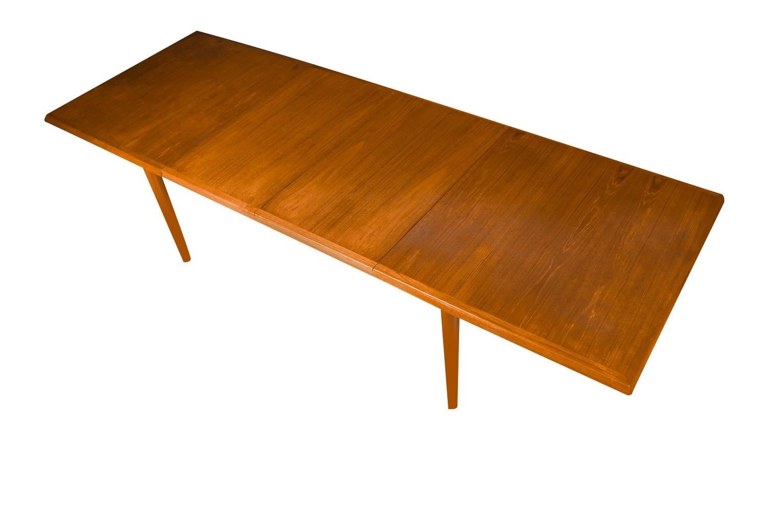 Grande table de salle à manger danoise en teck du milieu du siècle, extensible Bon état - En vente à Baltimore, MD