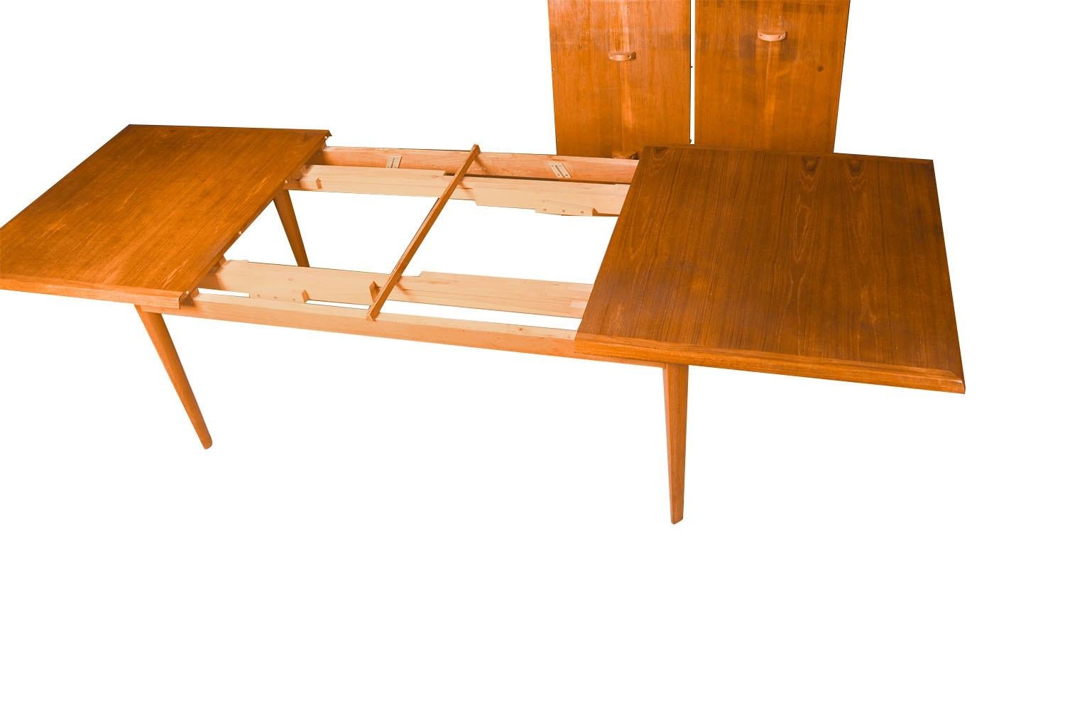Teck Grande table de salle à manger danoise en teck du milieu du siècle, extensible en vente