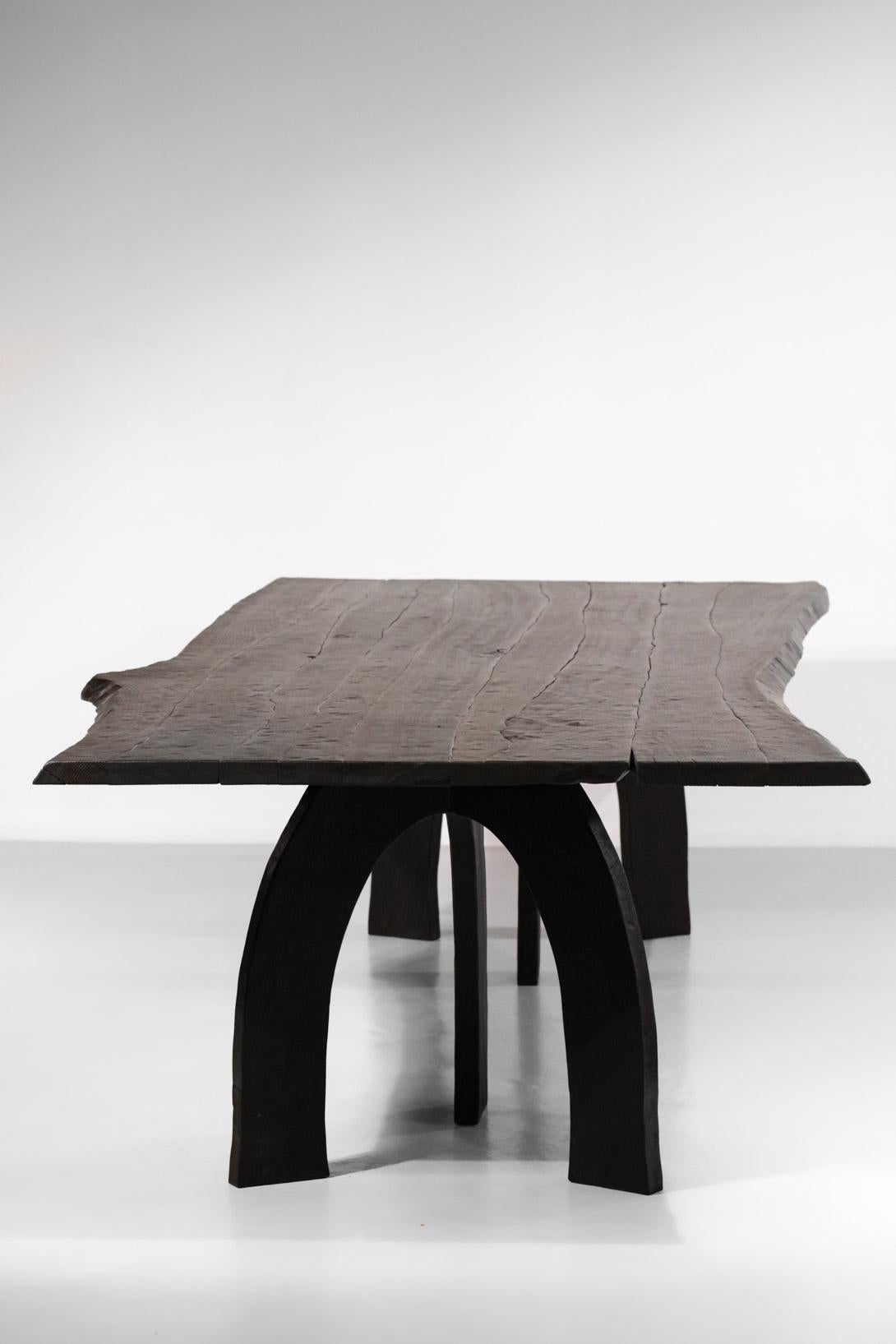 Sehr großer Esstisch aus gebranntem Massivholz, entworfen und handgefertigt von dem Tischler Vincent Vincent in Lyon. Dieser Tisch ergänzt die bereits auf der Website erhältlichen Stühle und Sessel zu einem einzigartigen Esszimmer-Set. 
Jeder Tisch