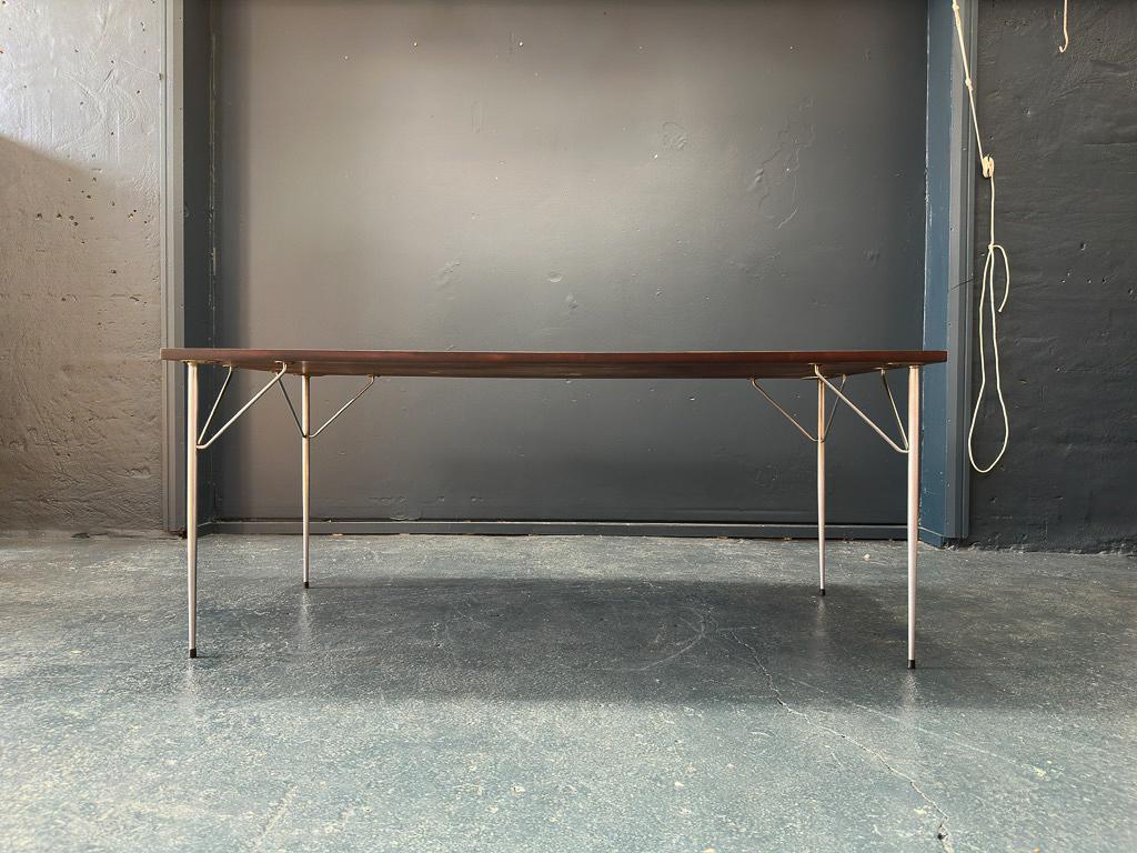 Mid-Century Modern Grande table de salle à manger avec pieds en métal en vente