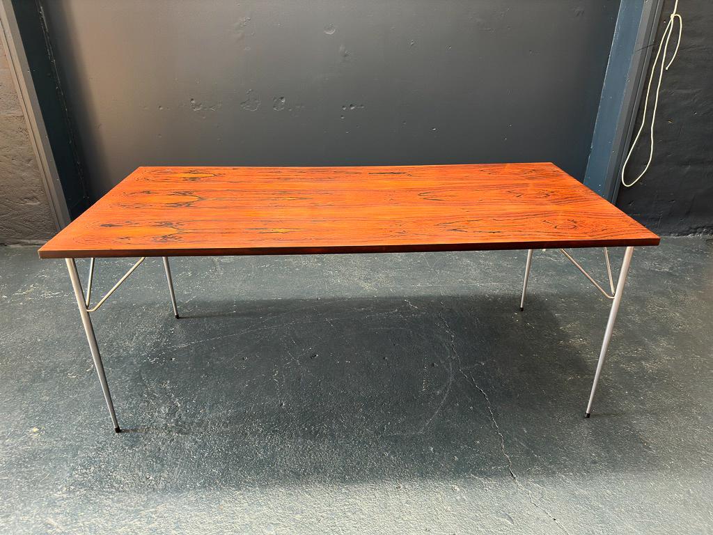 Danois Grande table de salle à manger avec pieds en métal en vente