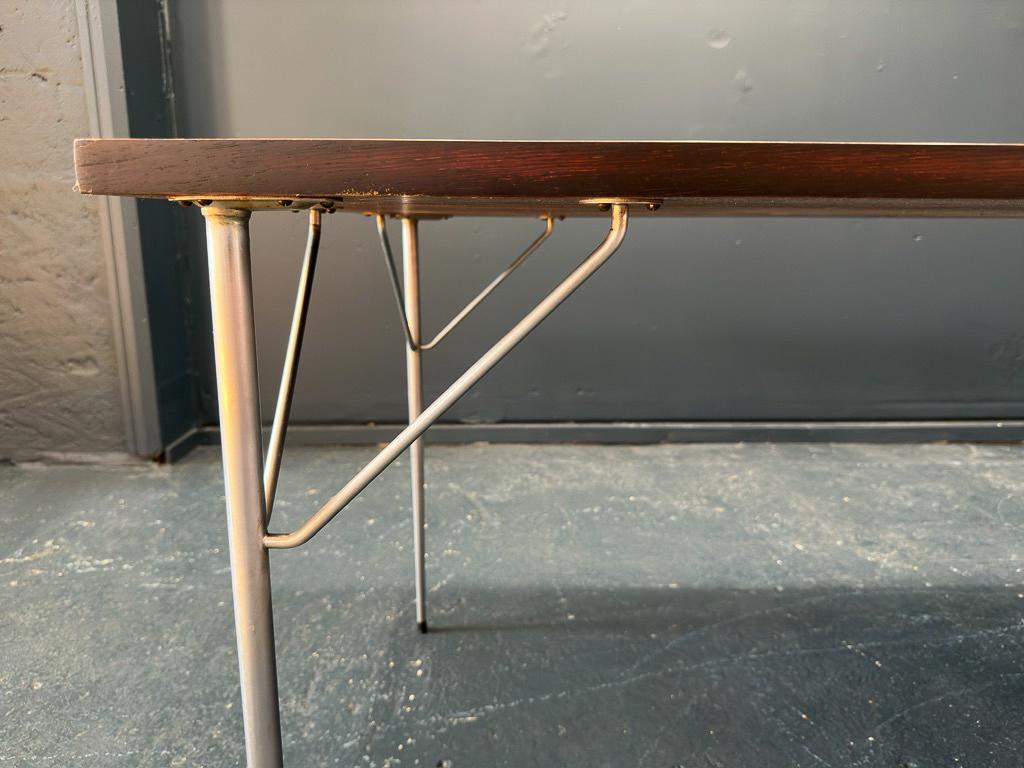 Grande table de salle à manger avec pieds en métal Bon état - En vente à London, GB