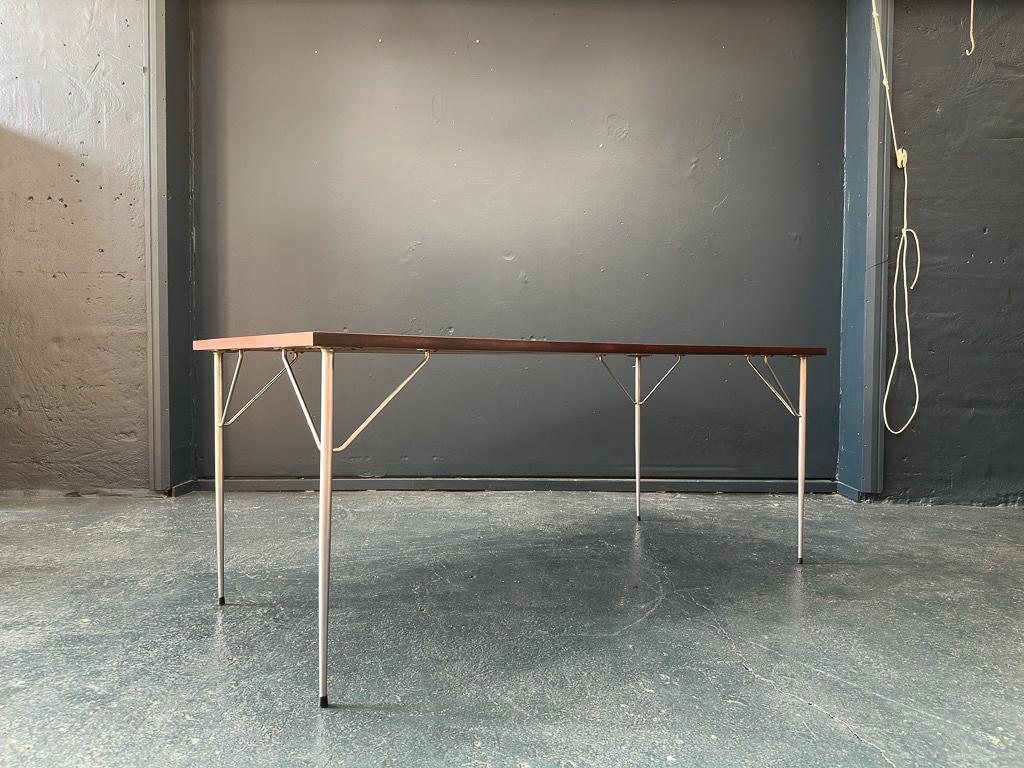 Fin du 20e siècle Grande table de salle à manger avec pieds en métal en vente