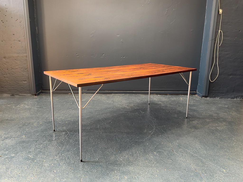 Chrome Grande table de salle à manger avec pieds en métal en vente