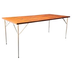 Mesa de comedor grande con patas de metal
