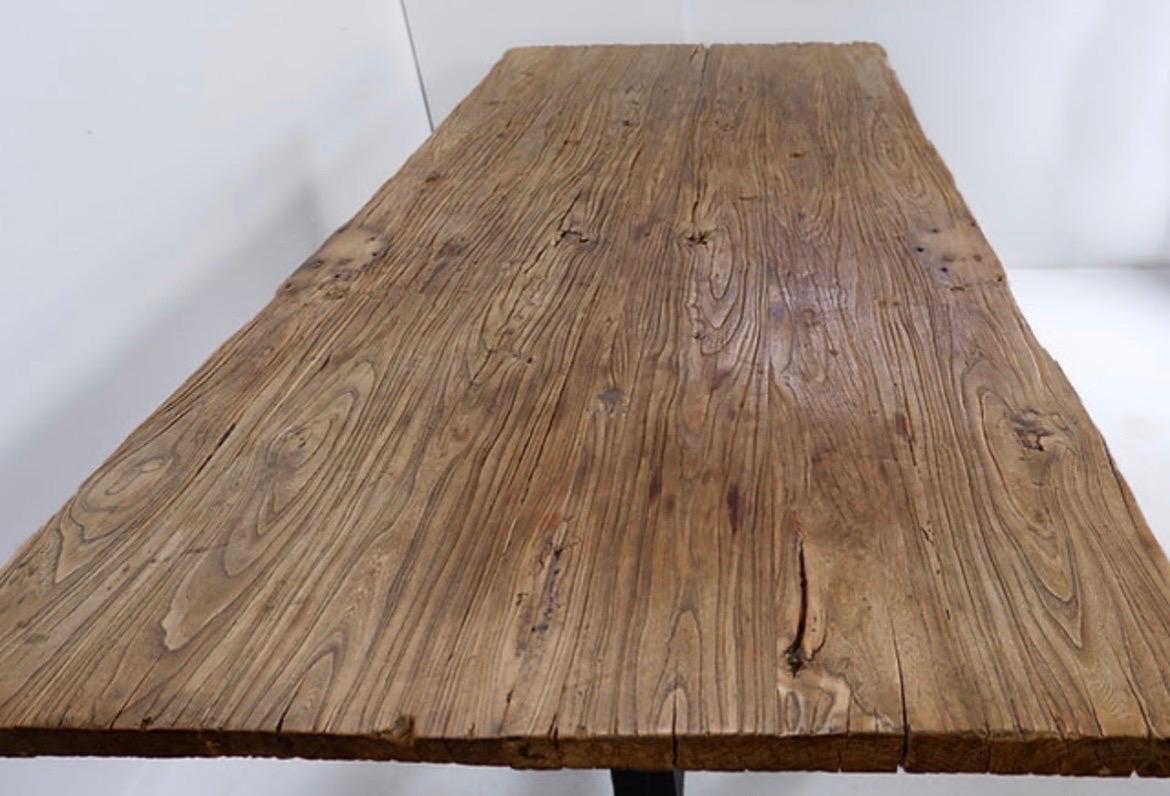 Grande table de salle à manger à portes en bois montée sur des poignées noires en vente 4