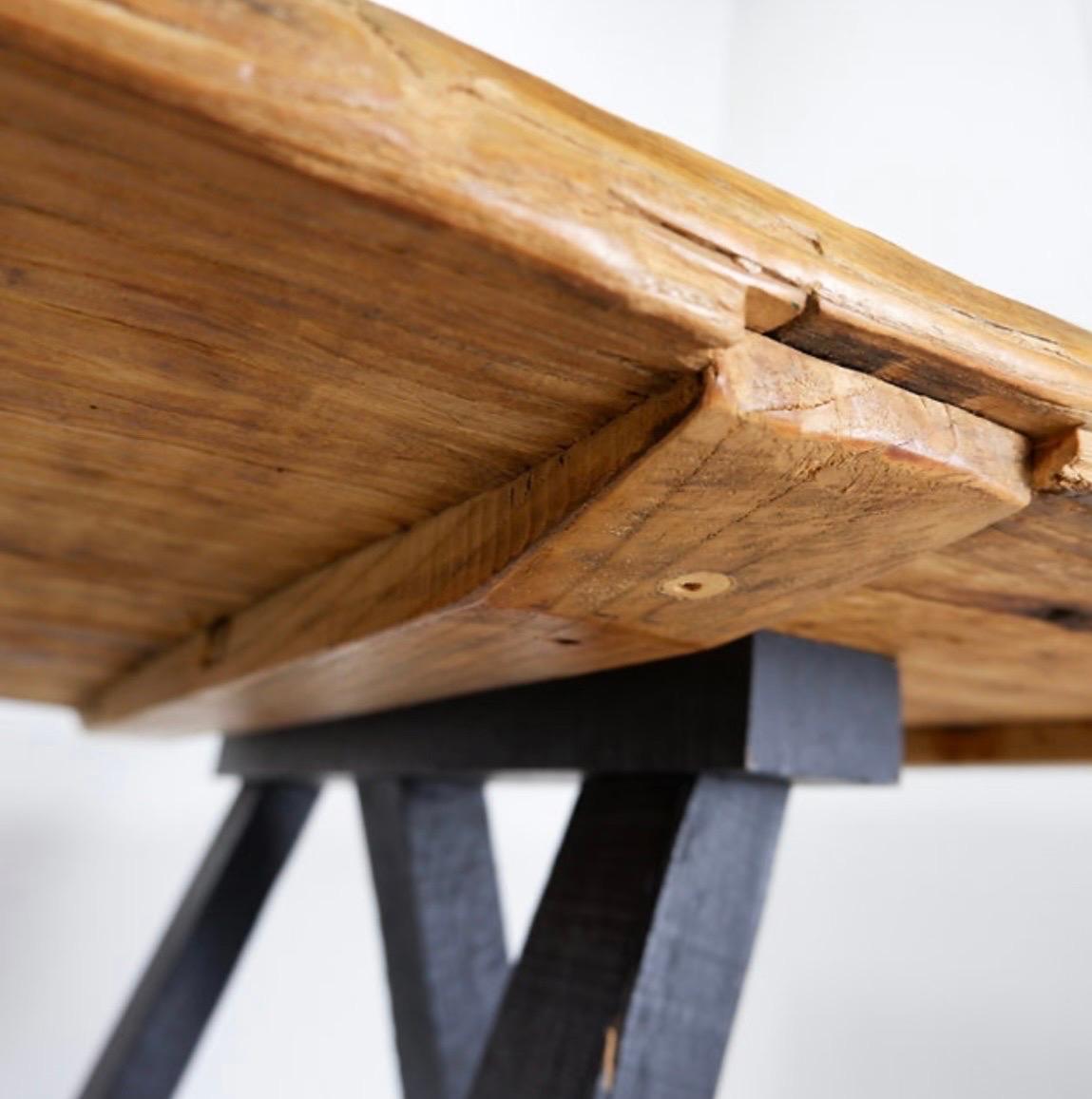 Grande table de salle à manger à portes en bois montée sur des poignées noires en vente 5