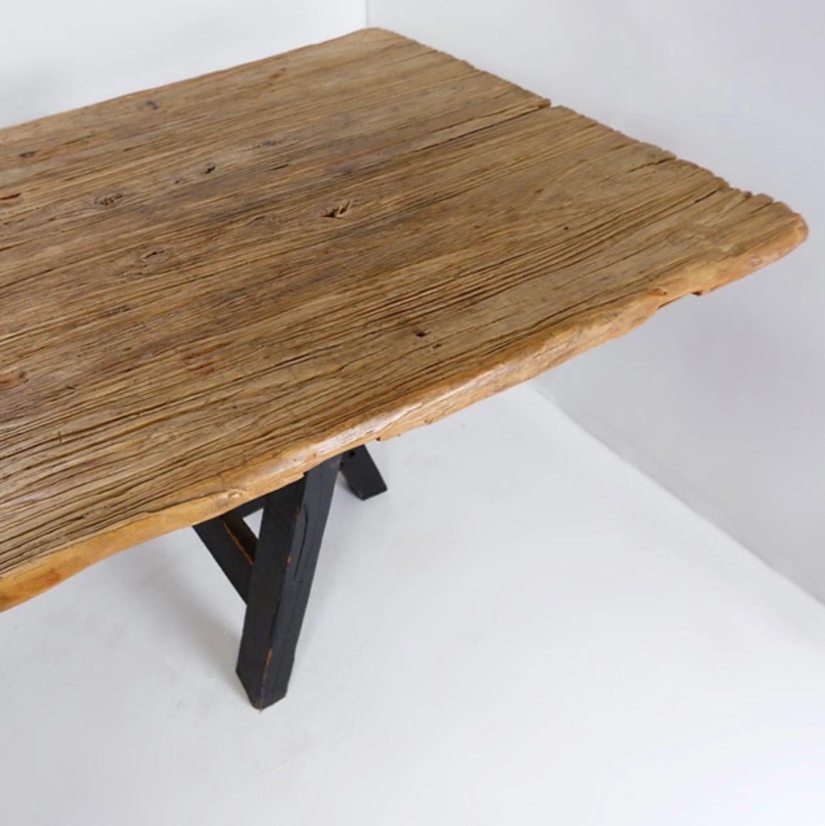 Grande table de salle à manger à portes en bois montée sur des poignées noires en vente 6