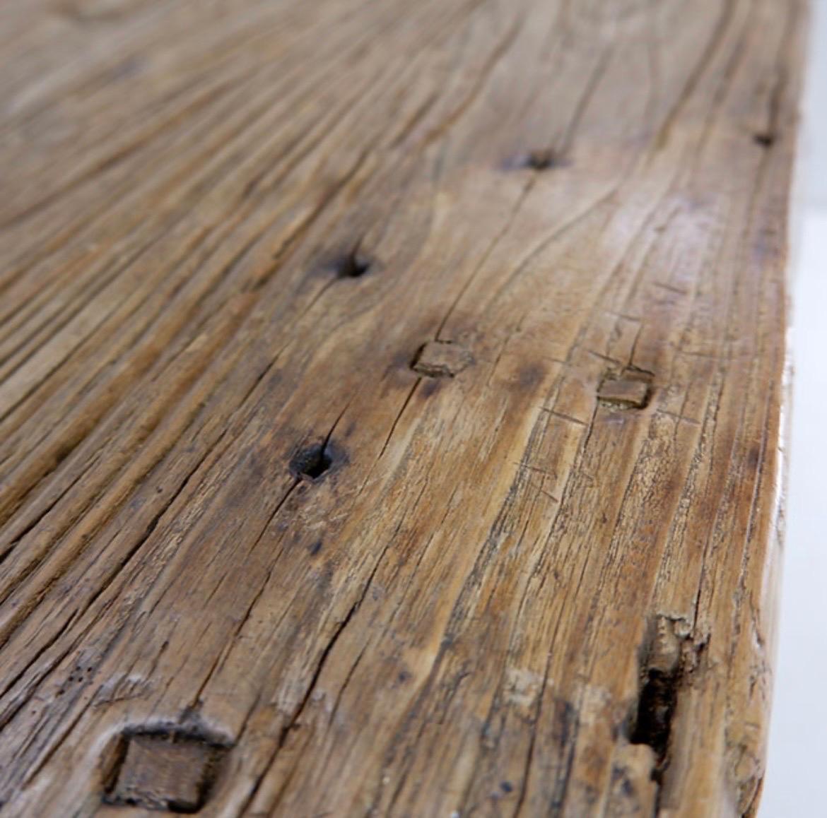 Grande table de salle à manger à portes en bois montée sur des poignées noires en vente 7