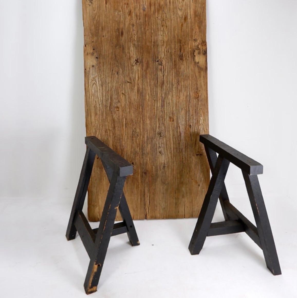 Grande table de salle à manger à portes en bois montée sur des poignées noires en vente 8