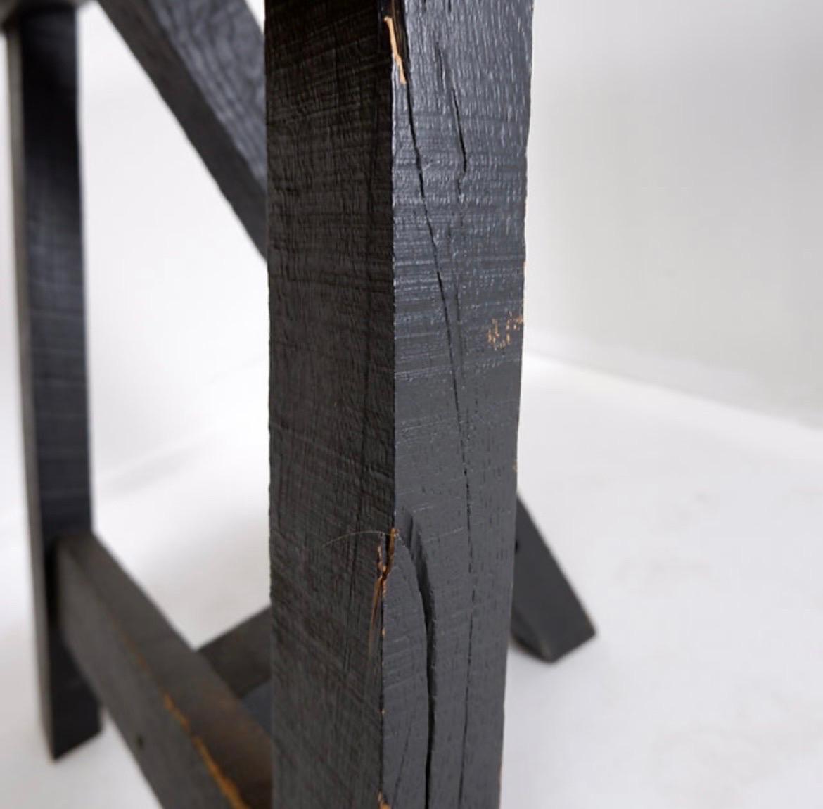 Grande table de salle à manger à portes en bois montée sur des poignées noires en vente 9