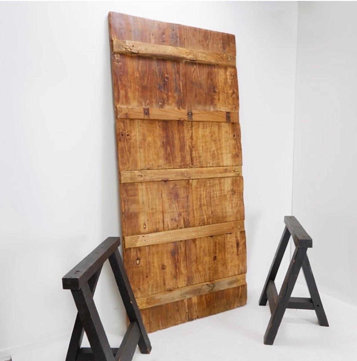 Grande table de salle à manger à portes en bois montée sur des poignées noires

Usure correspondant à l'âge et à l'usage.

pièce unique - Brutalist - By Vintage
Dimensions : 215cmx102cm H76cm 
Matériau : Bois 
