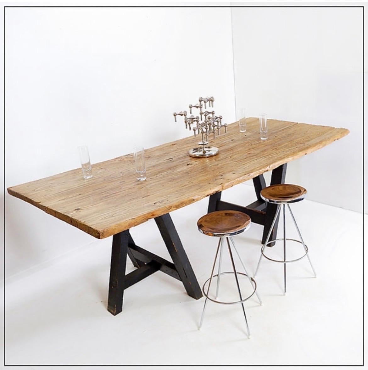 Brutalisme Grande table de salle à manger à portes en bois montée sur des poignées noires en vente