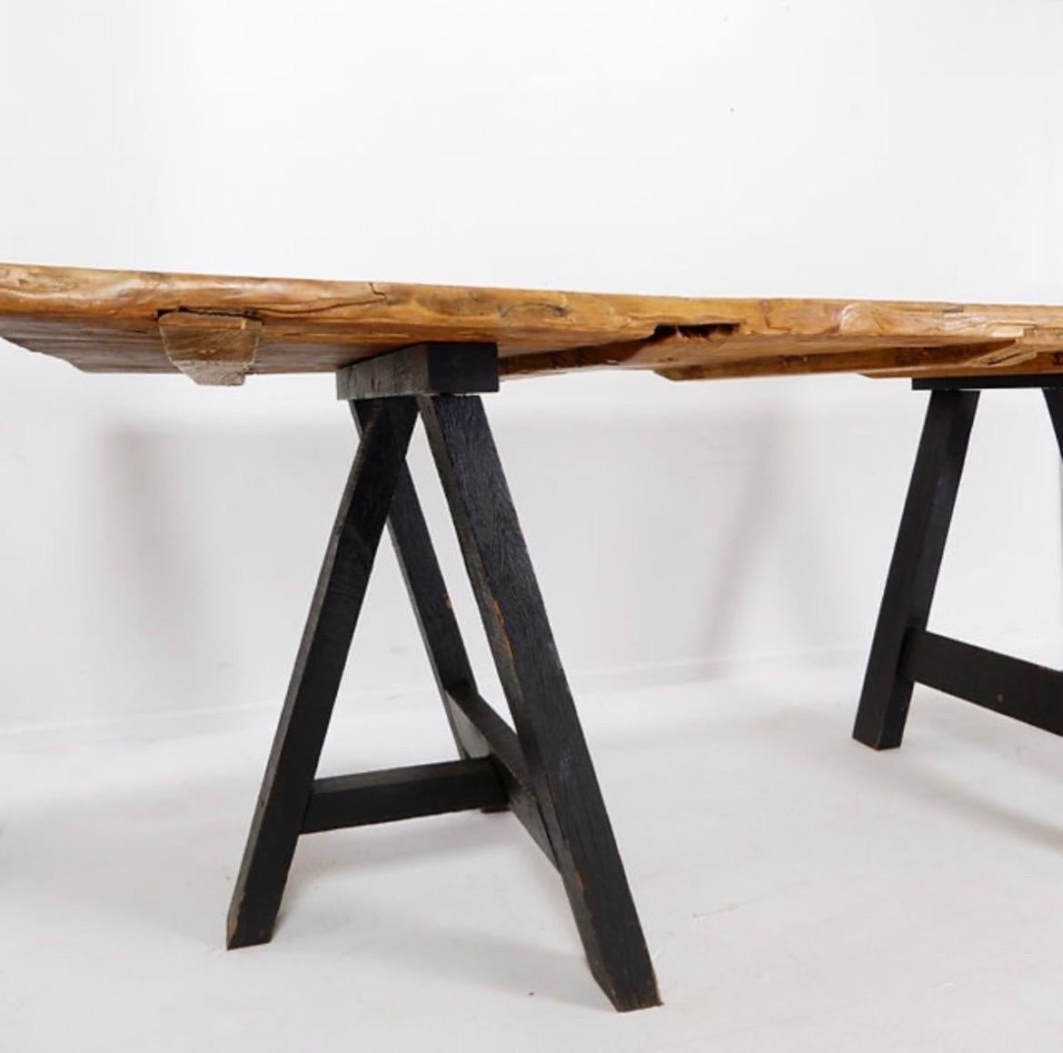 Grande table de salle à manger à portes en bois montée sur des poignées noires Bon état - En vente à Linkebeek, BE