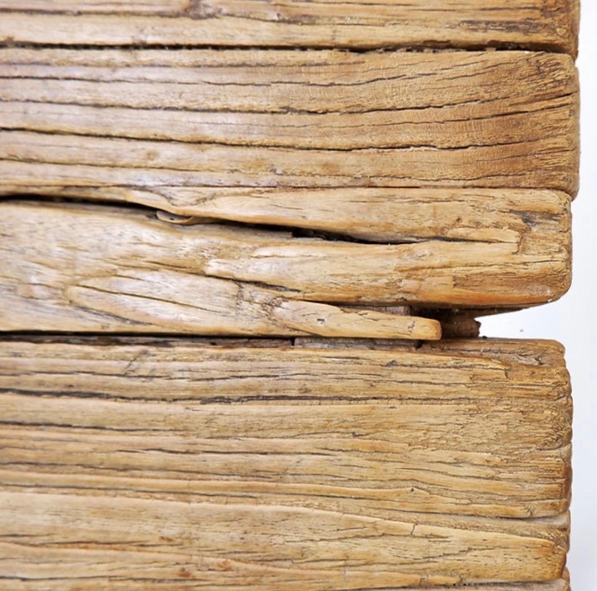 Grande table de salle à manger à portes en bois montée sur des poignées noires en vente 1