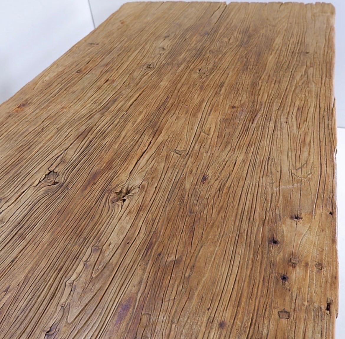 Grande table de salle à manger à portes en bois montée sur des poignées noires en vente 2